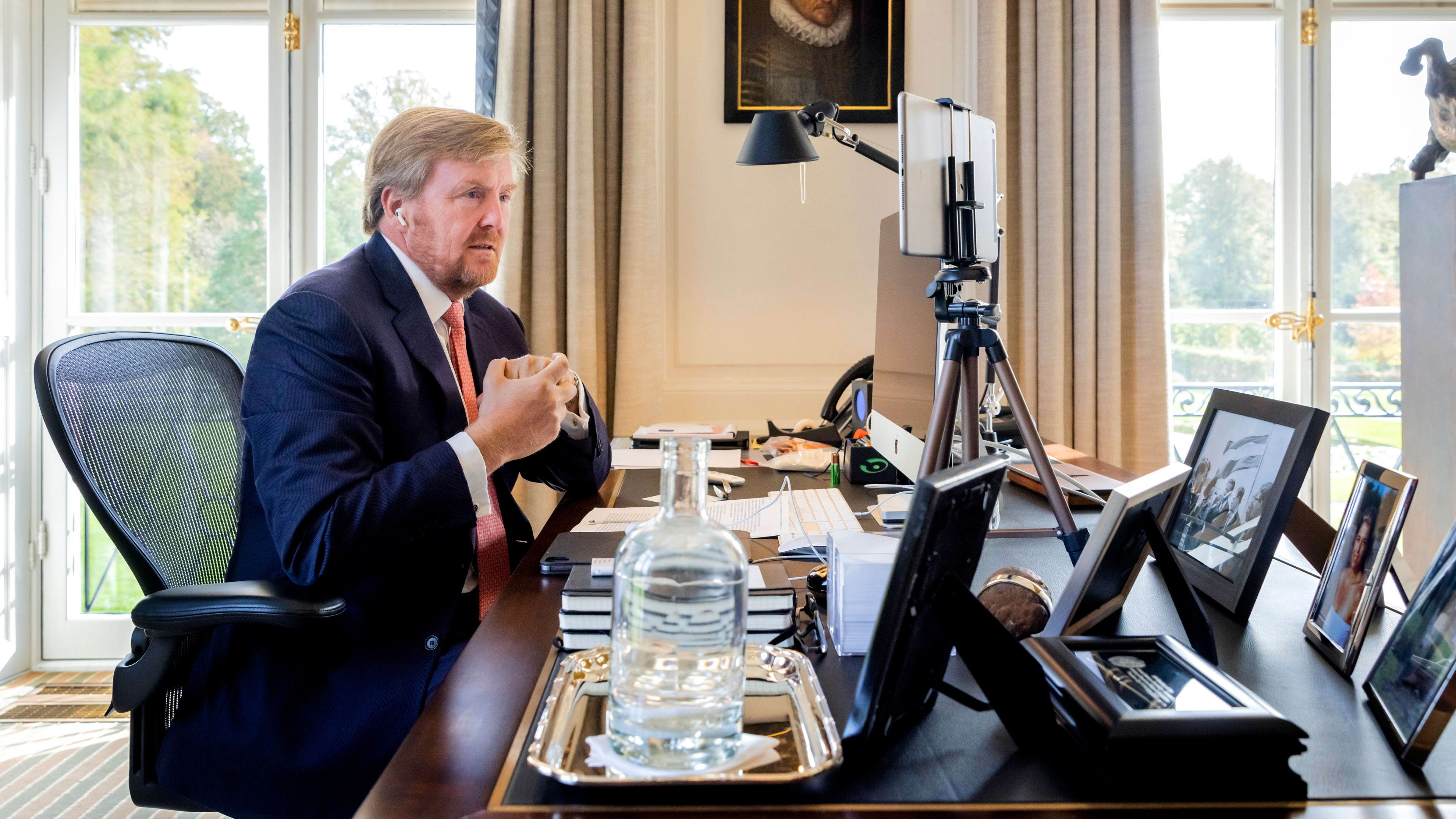 Koning videobelt met leraren en ouders