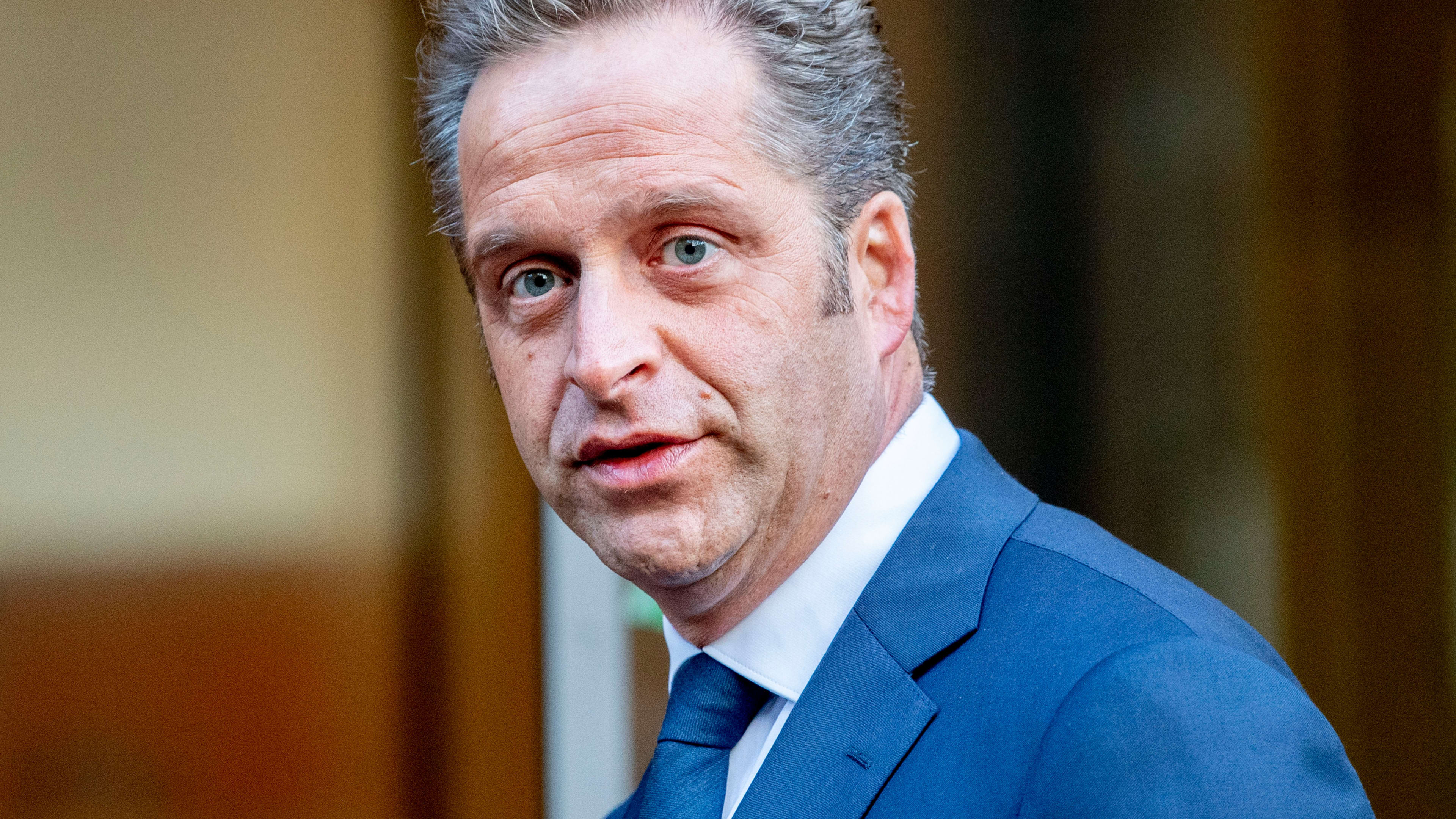 Hugo de Jonge stormt weg tijdens interview