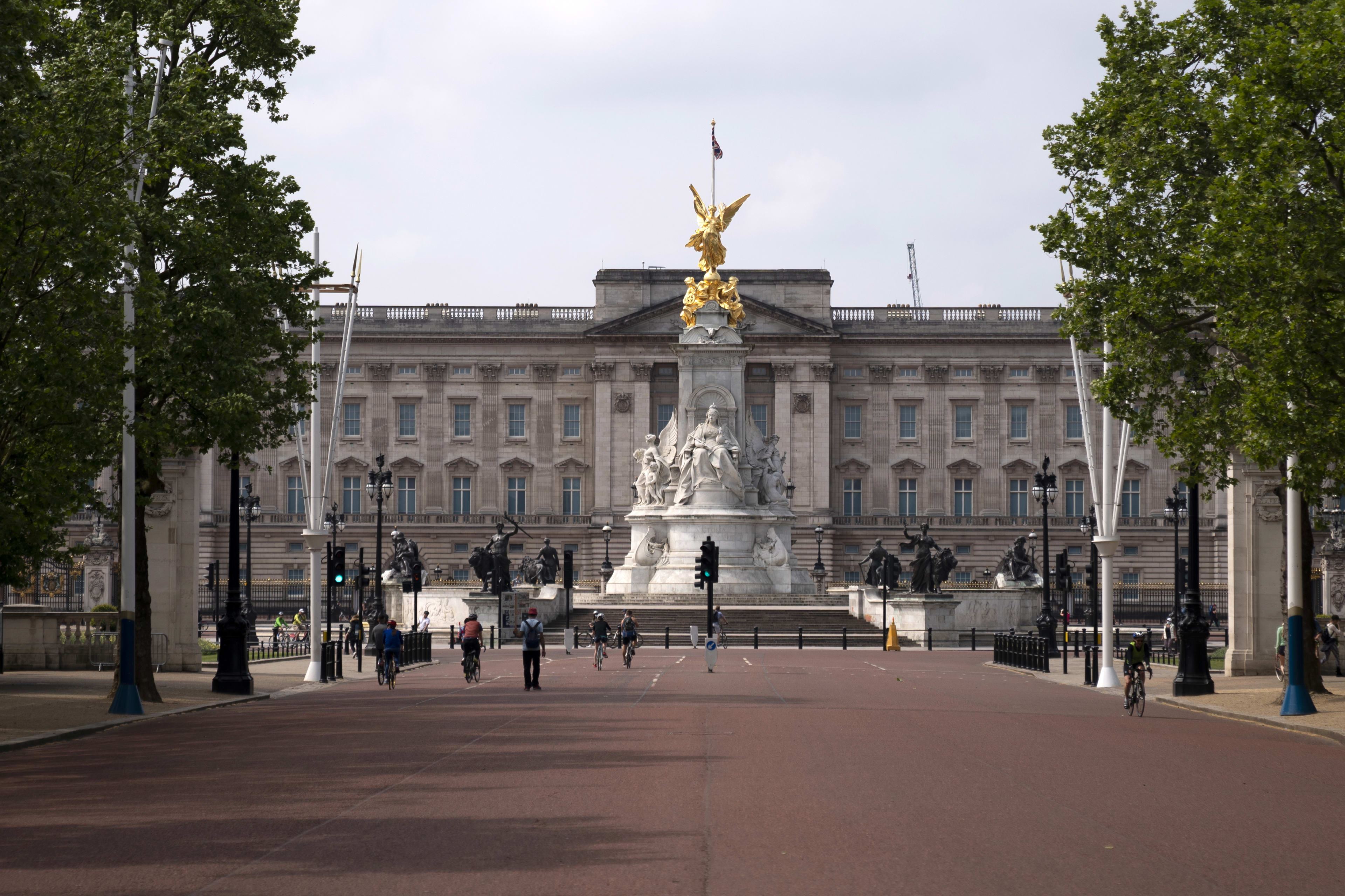 Veel mensen bij Buckingham Palace en Balmoral na nieuws Elizabeth