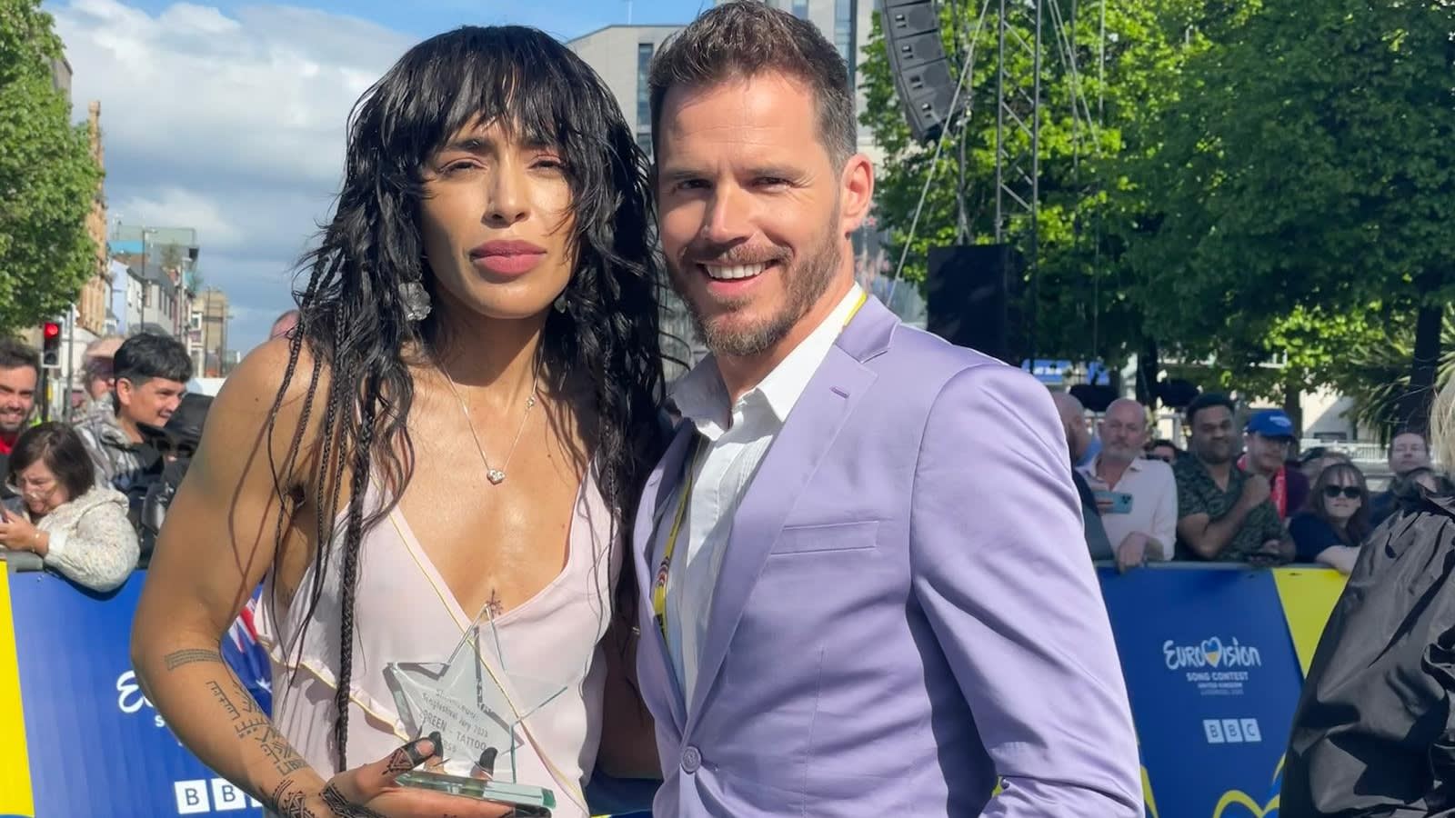 ZIEN: Shownieuws reikt award uit aan Loreen op opening songfestival