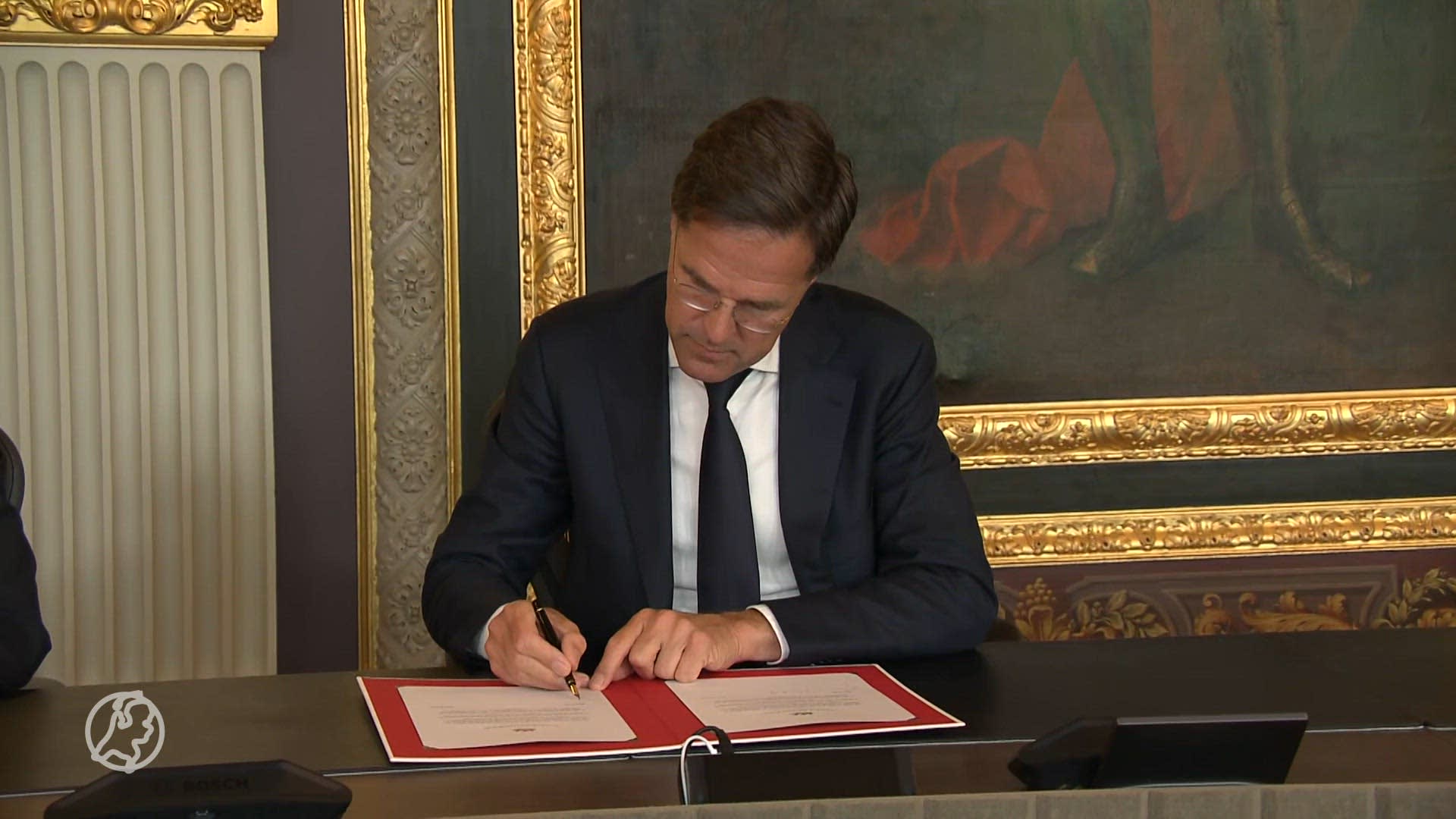 Rutte fietst voor het laatst weg van zijn werkplek op het Binnenhof.