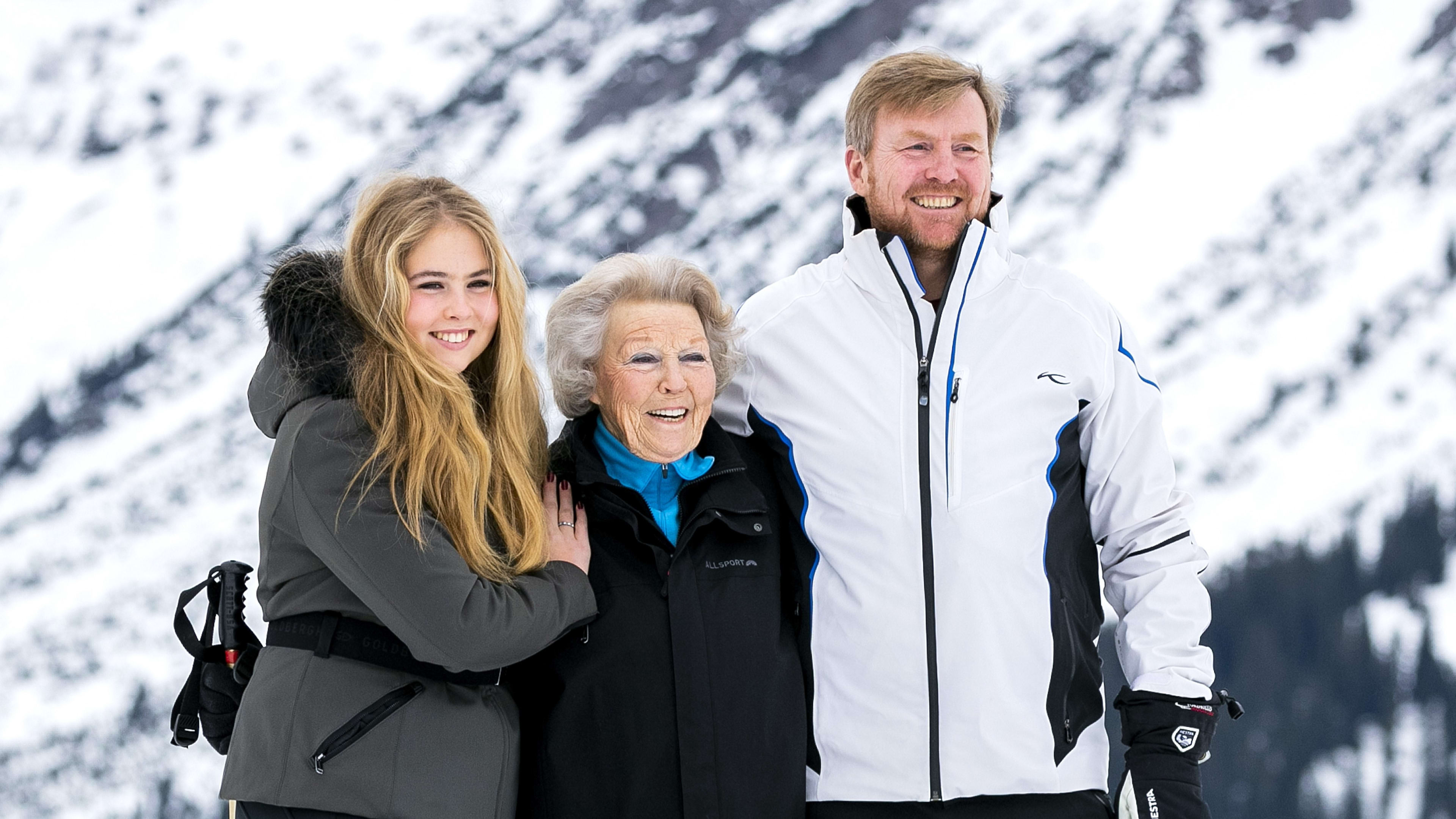 Nieuwe foto's koning, Amalia en Beatrix voor 10-jarig koningschap