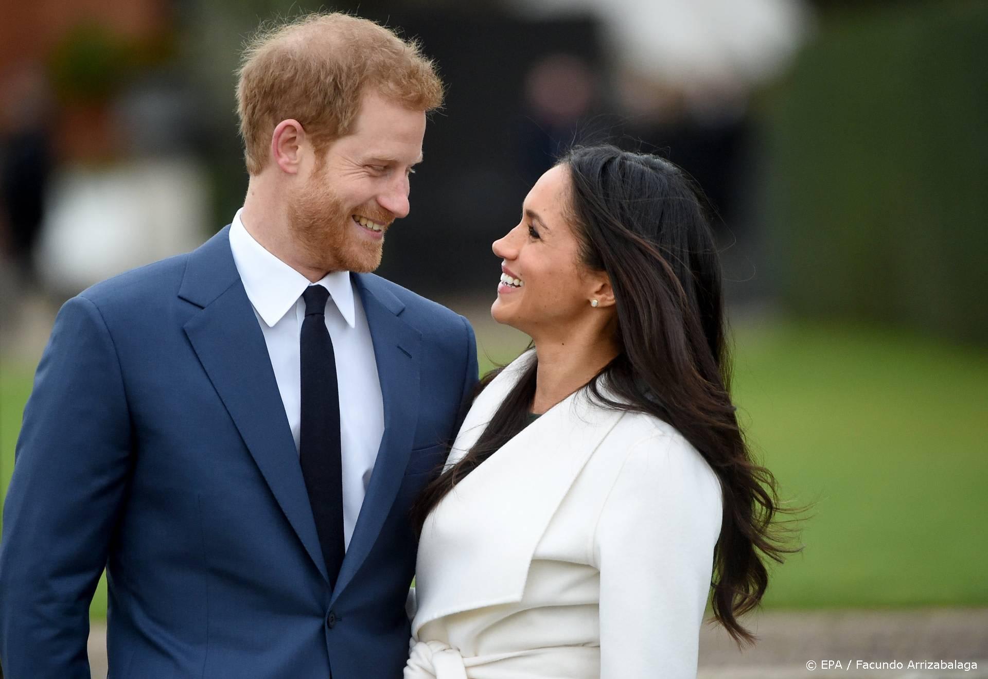 Meghan trakteert Harry op kus na polo-overwinning