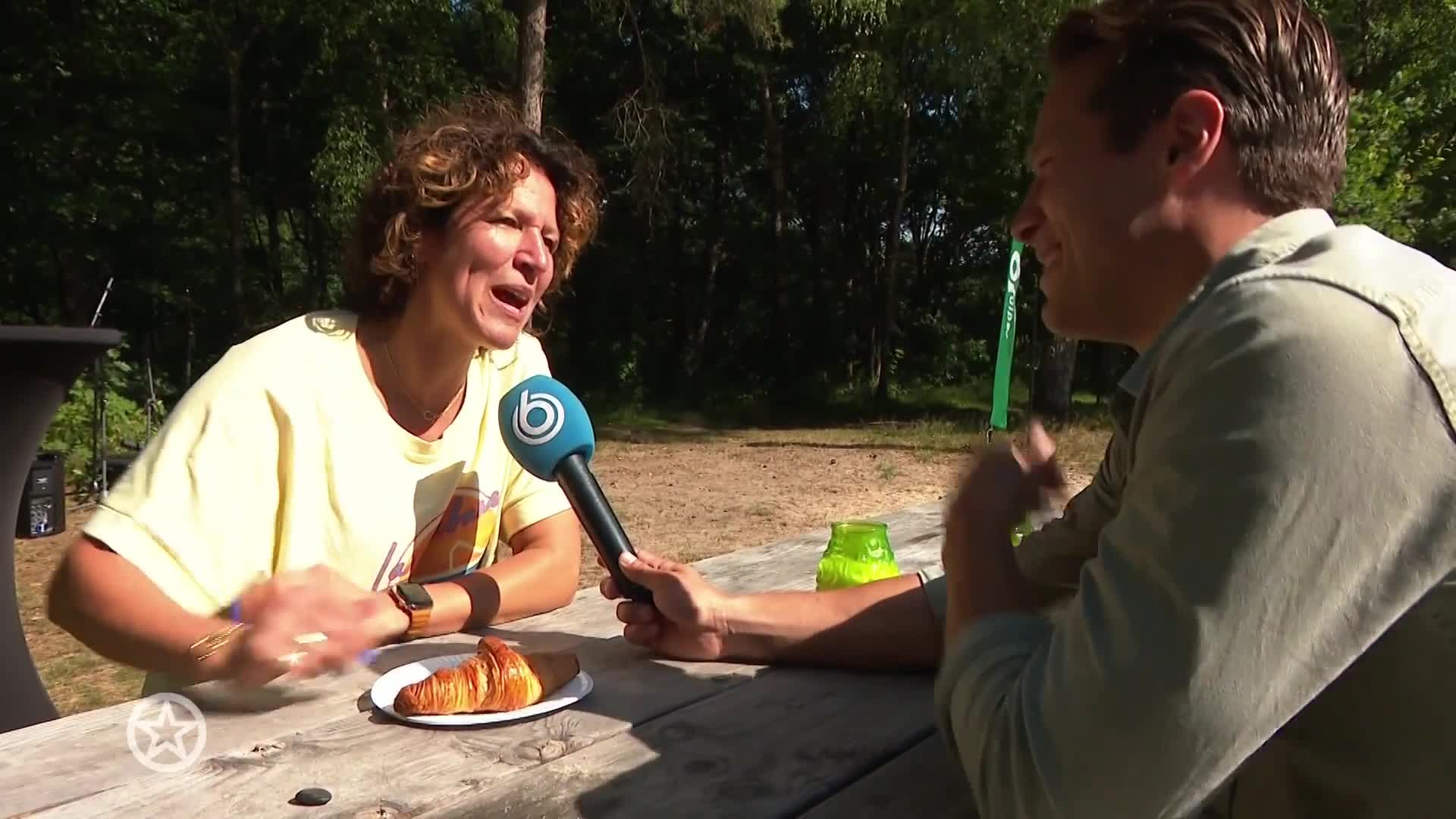 Thom Goderie bezoekt kamperende Gerard en Evelien