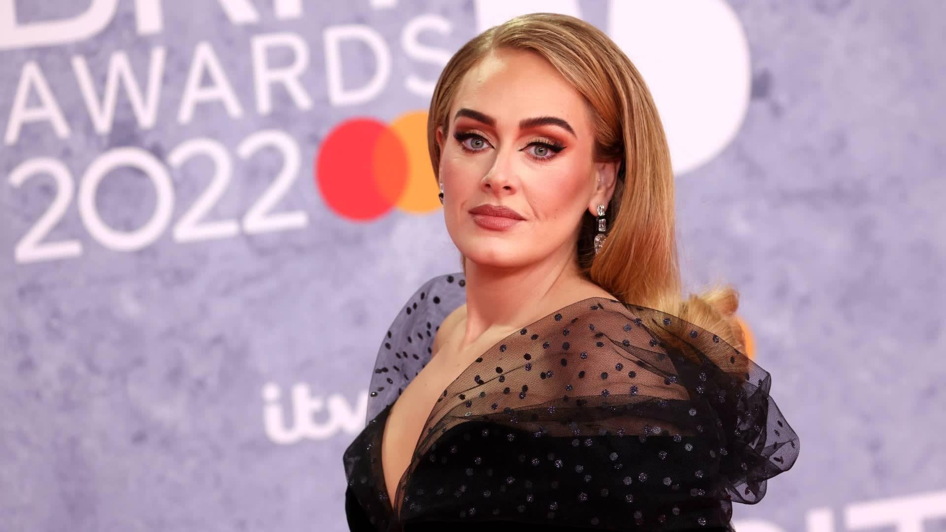 Adele haalt keihard uit tijdens concert: 'Eikel' 