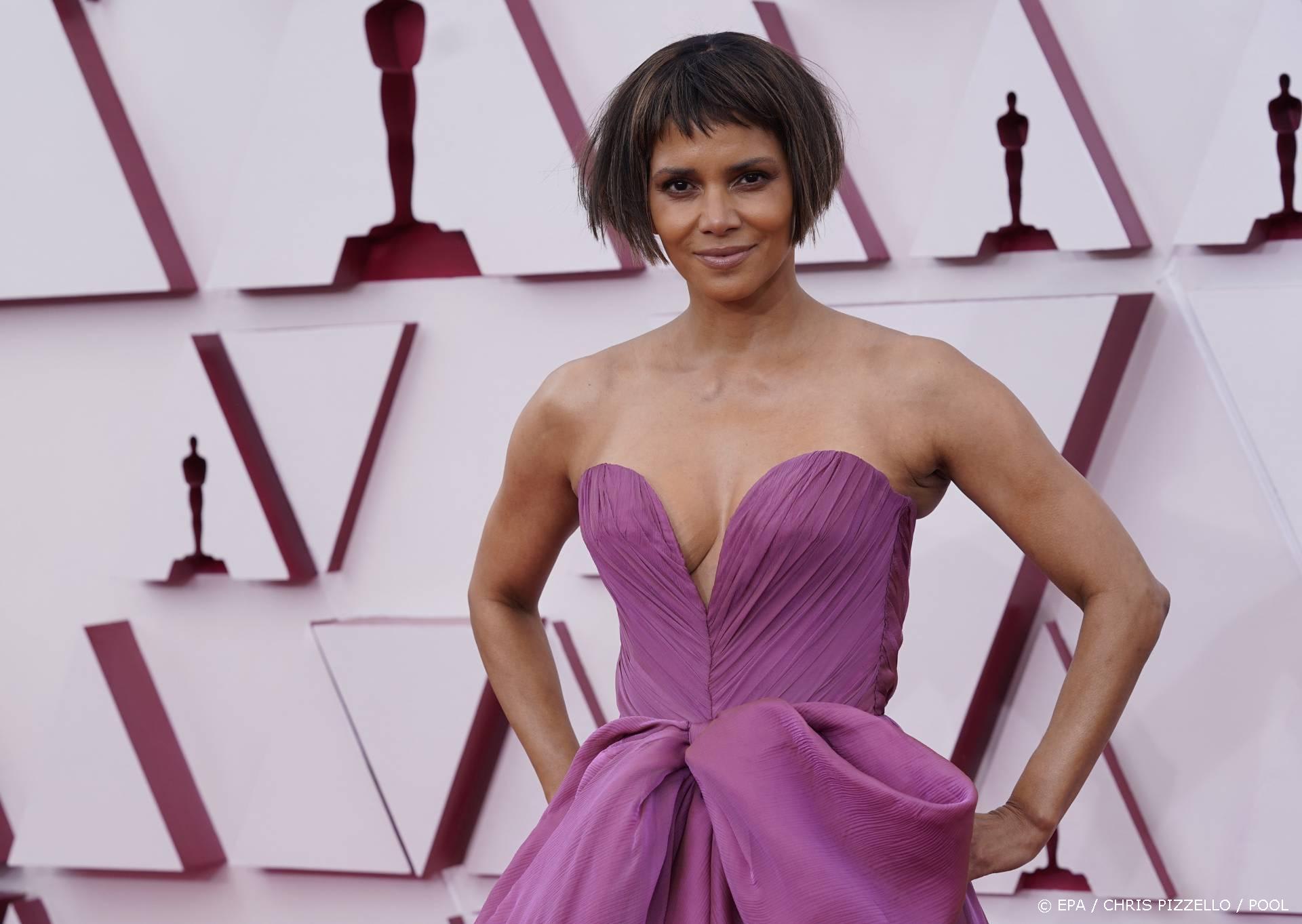 Halle Berry eert overleden 'icoon' Sidney Poitier