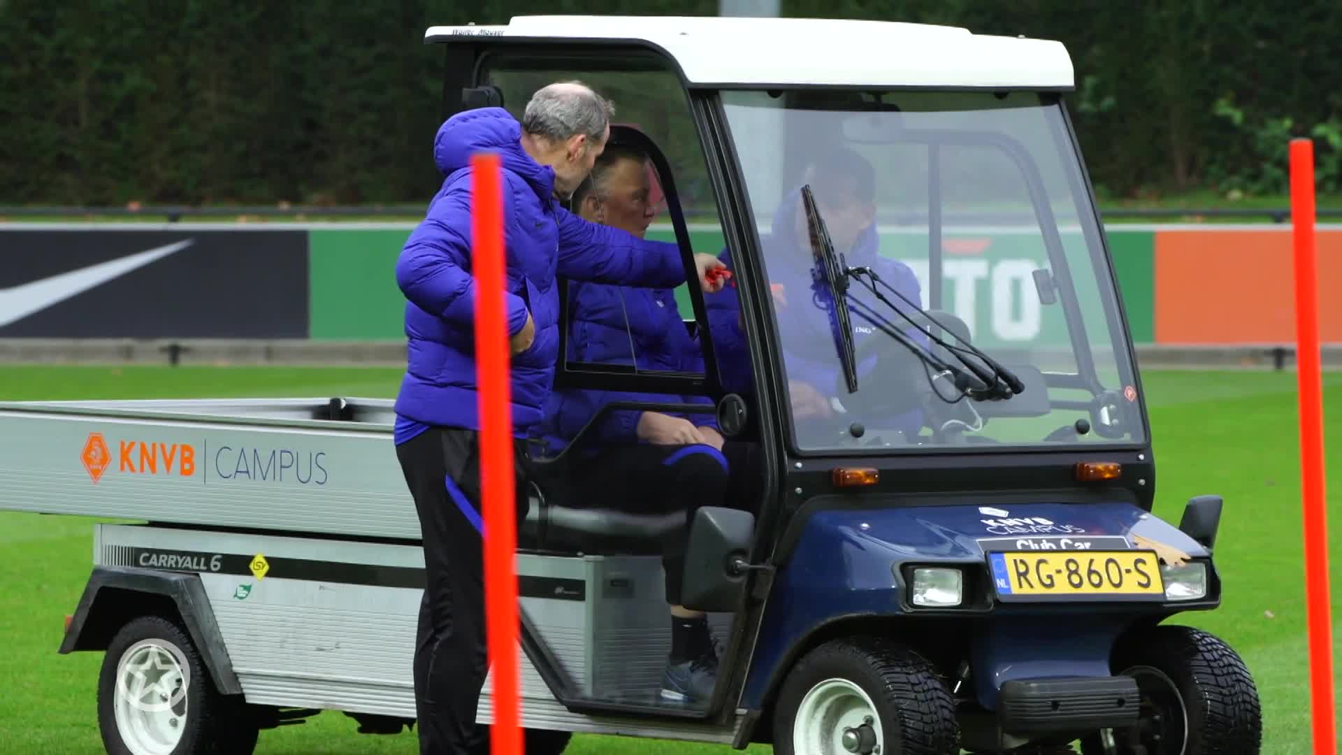 Louis van Gaal geef training vanuit golfkarretje