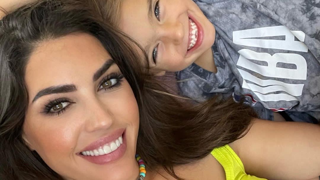 ZIEN: Yolanthe Cabau hangt de gangster uit met Xess Xava