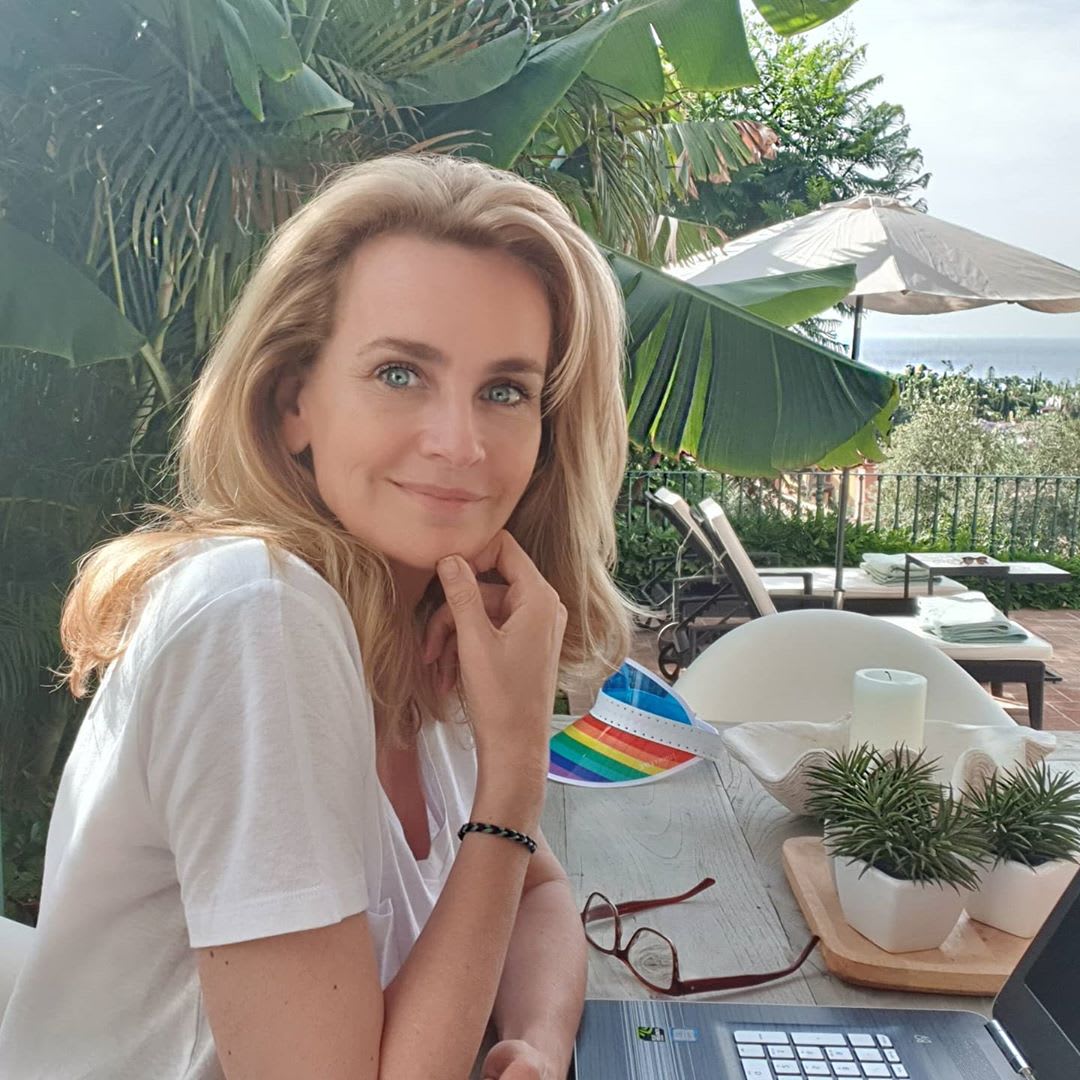 Daphne Deckers deelt foto uit oude doos met dochter Emma