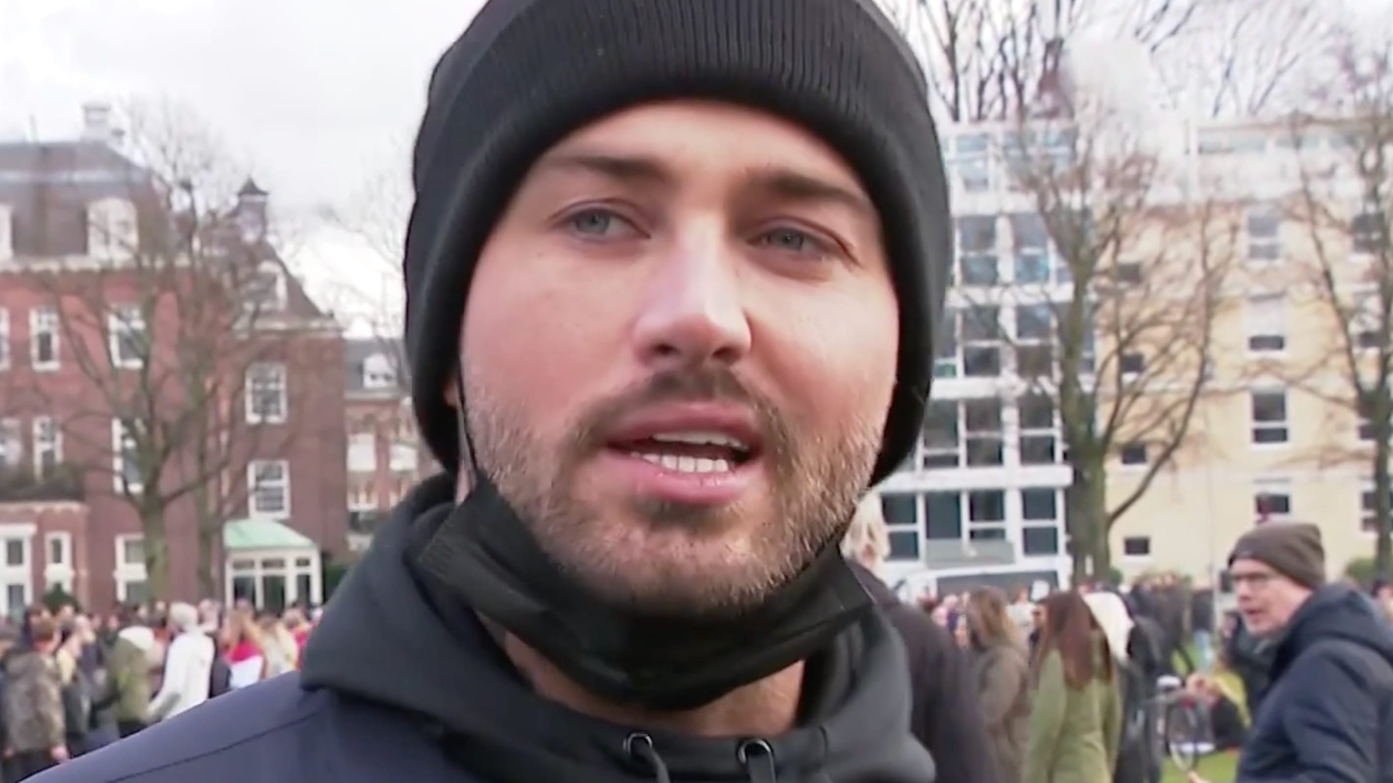 'Razende reporter' Dave Roelvink weer bij grimmige demonstratie Museumplein