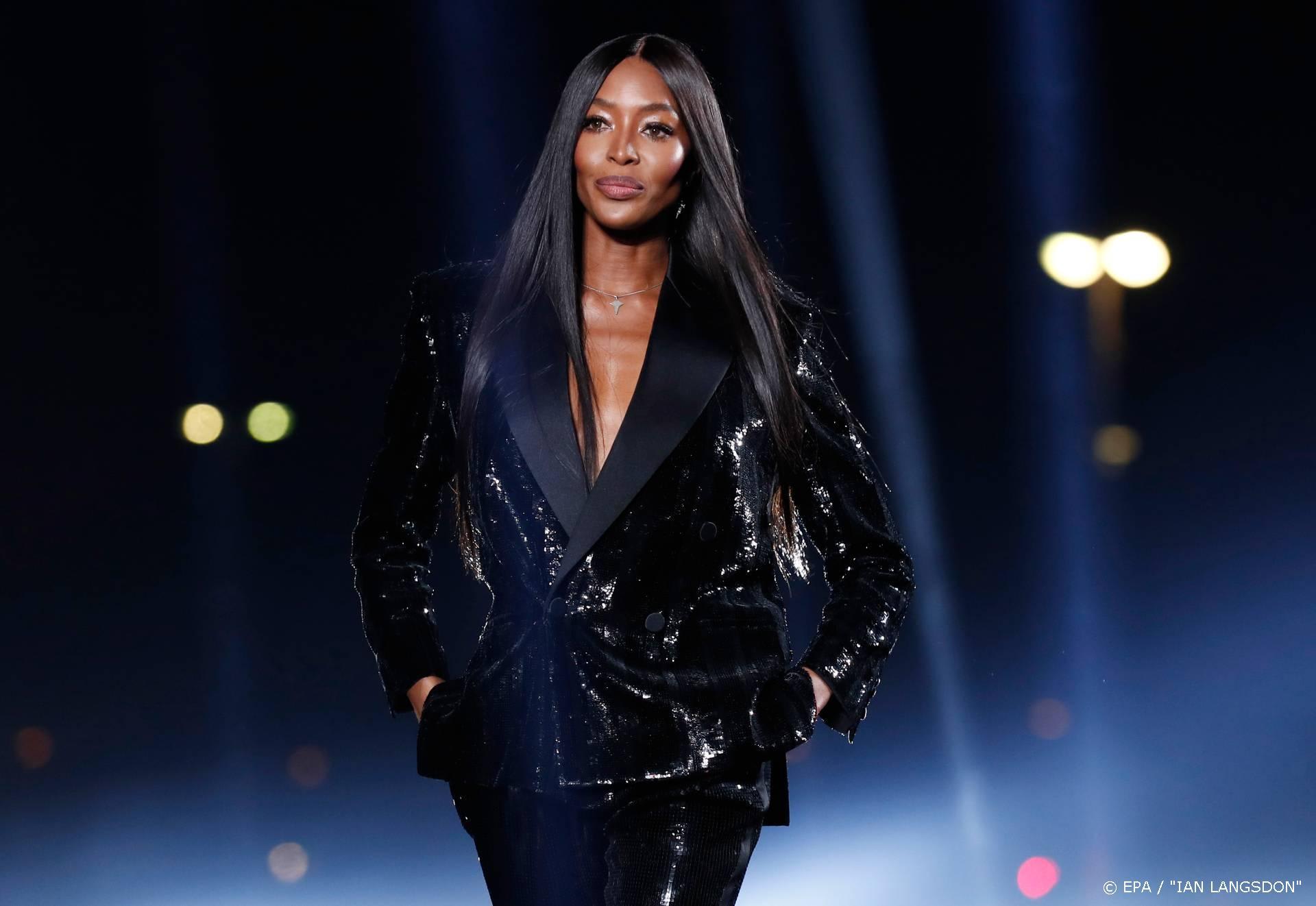 Naomi Campbell pakt zich hermetisch in voor vliegreis