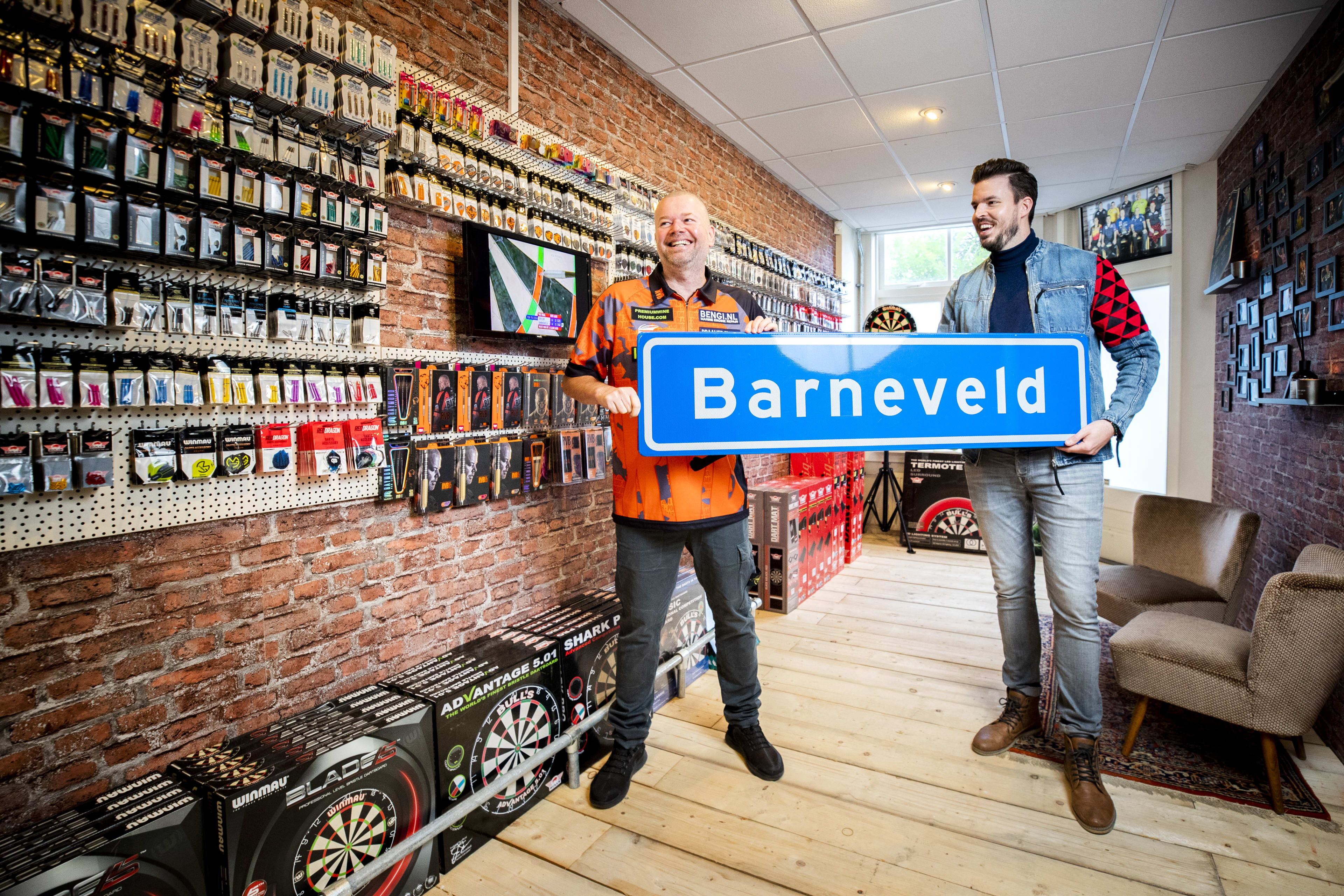 Barney opent dartwinkel