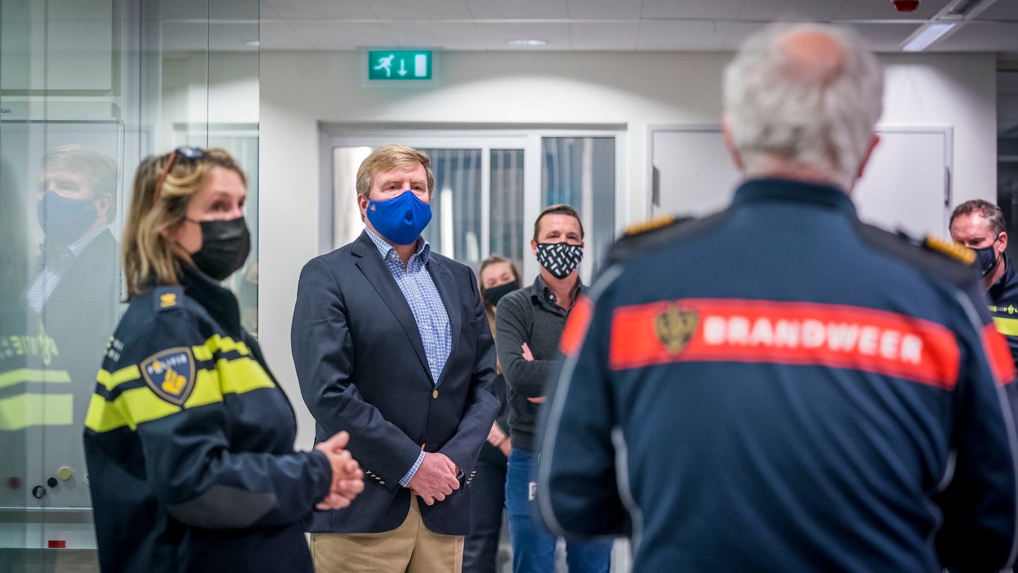 Koning bezoekt hulpverleners en ziekenhuis tijdens nieuwjaarsnacht 