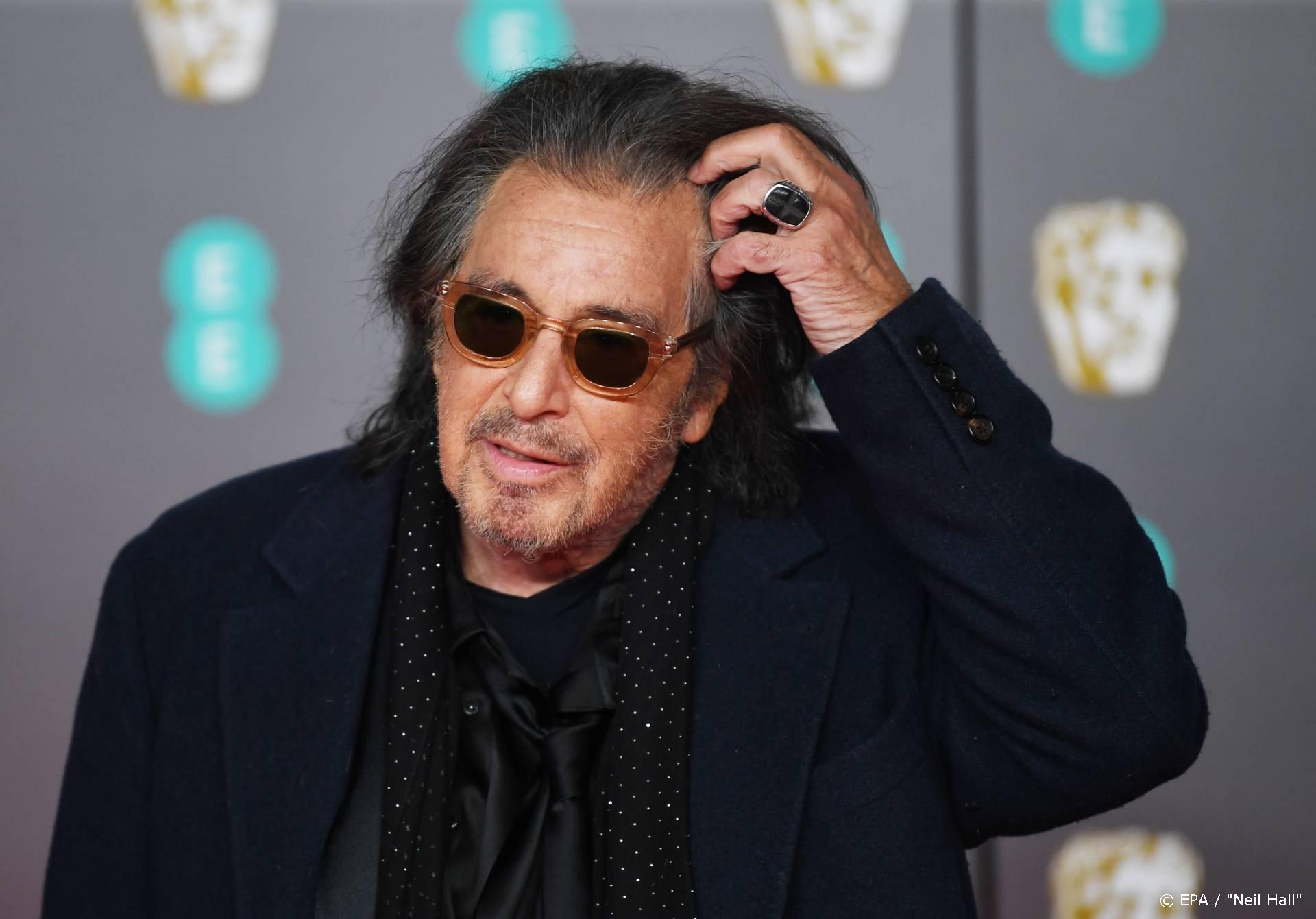 Al Pacino onderuit op rode loper BAFTA's