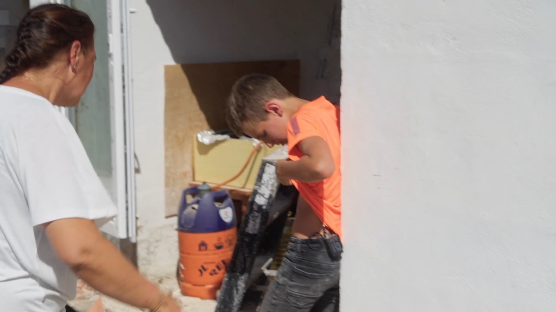 Oeps: kozijn valt op zoon Harrie Jelies, maar vader Johan stelt hem gerust!