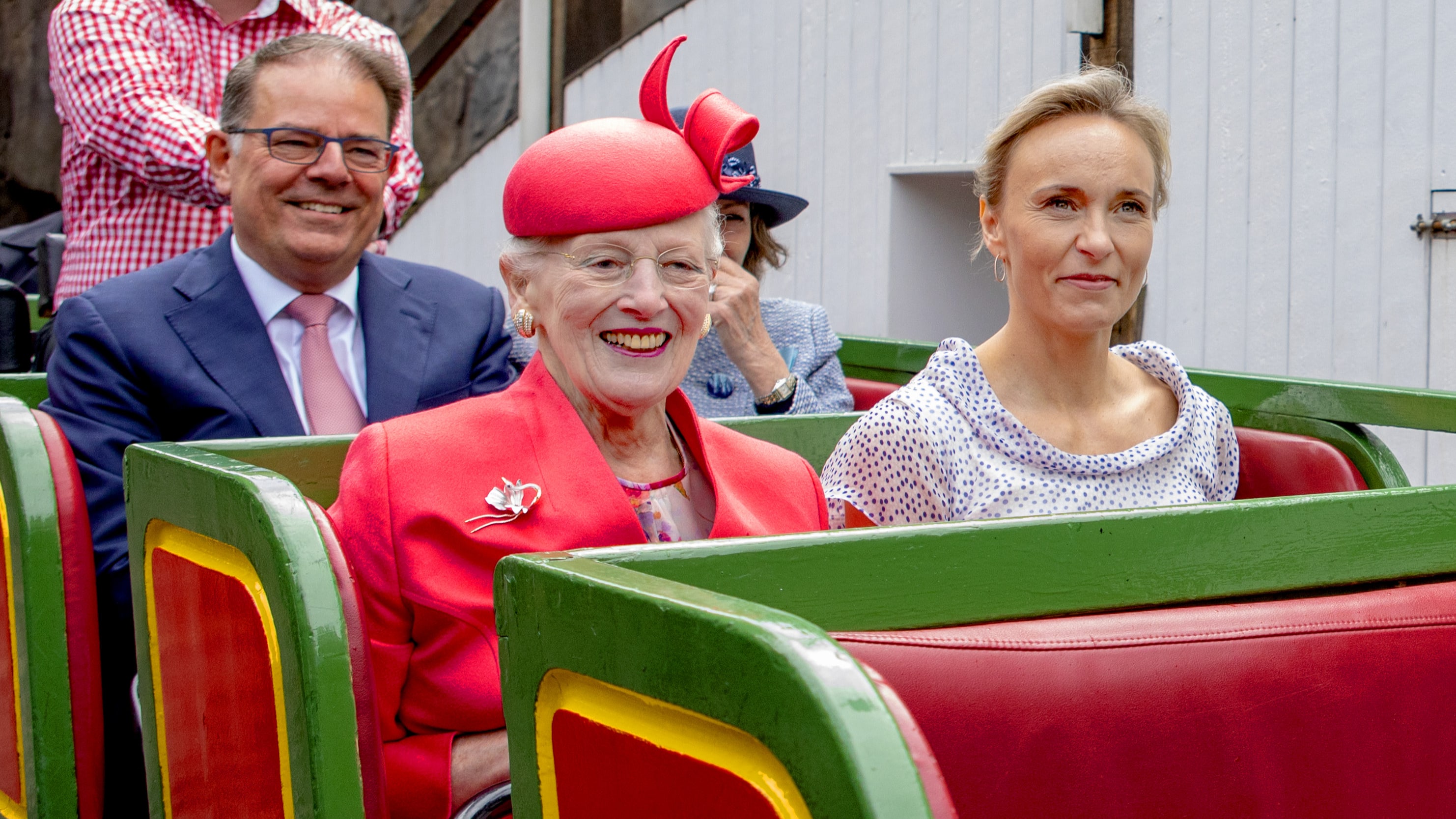 ZIEN: Koningin Margrethe maakt ritje in achtbaan