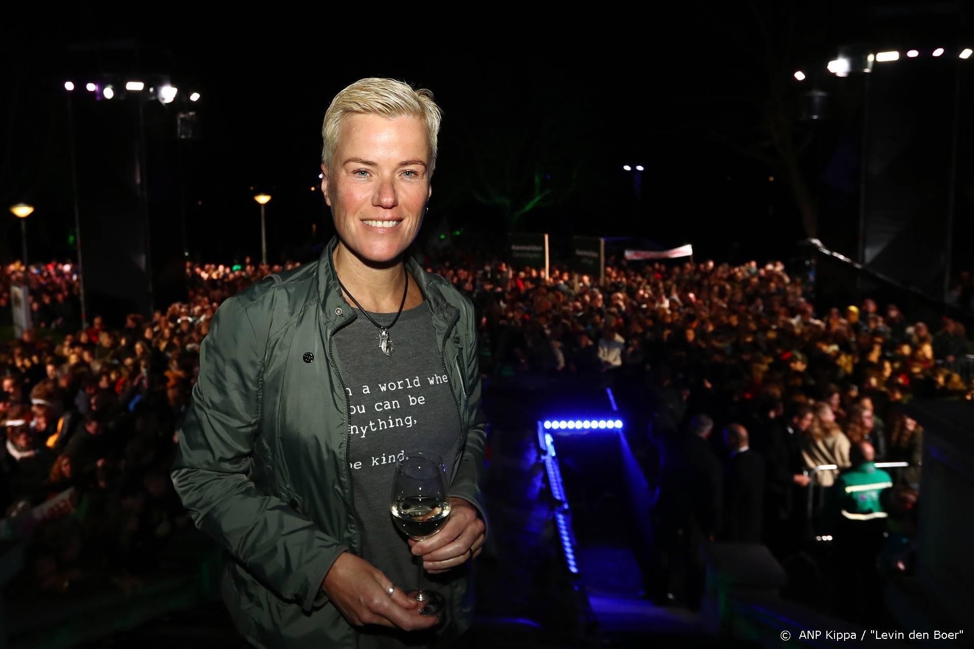 Ellie Lust over kritiek op coronalied: neem nog een augurk