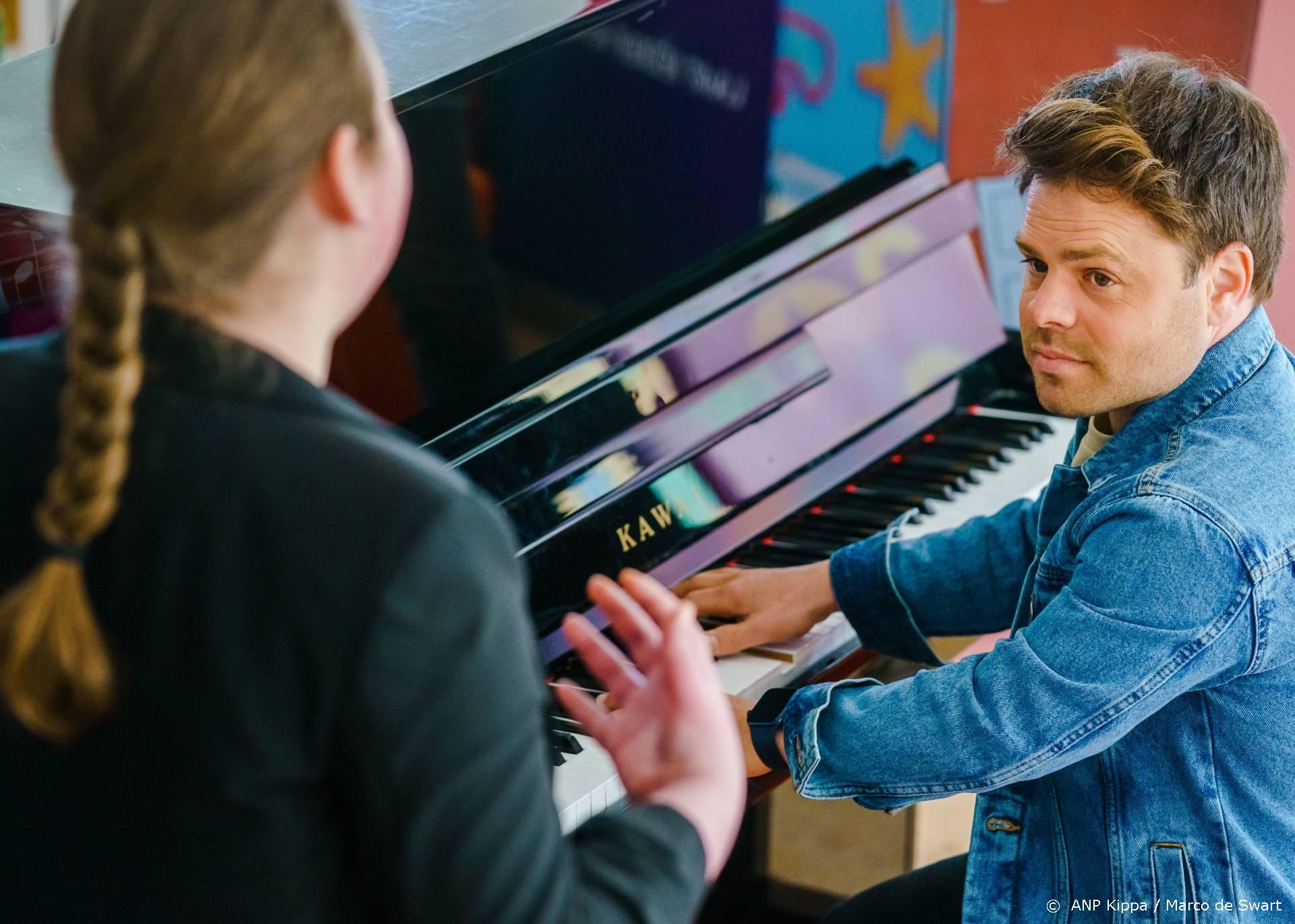 Roel van Velzen doneert piano aan muziekstudio kinderziekenhuis