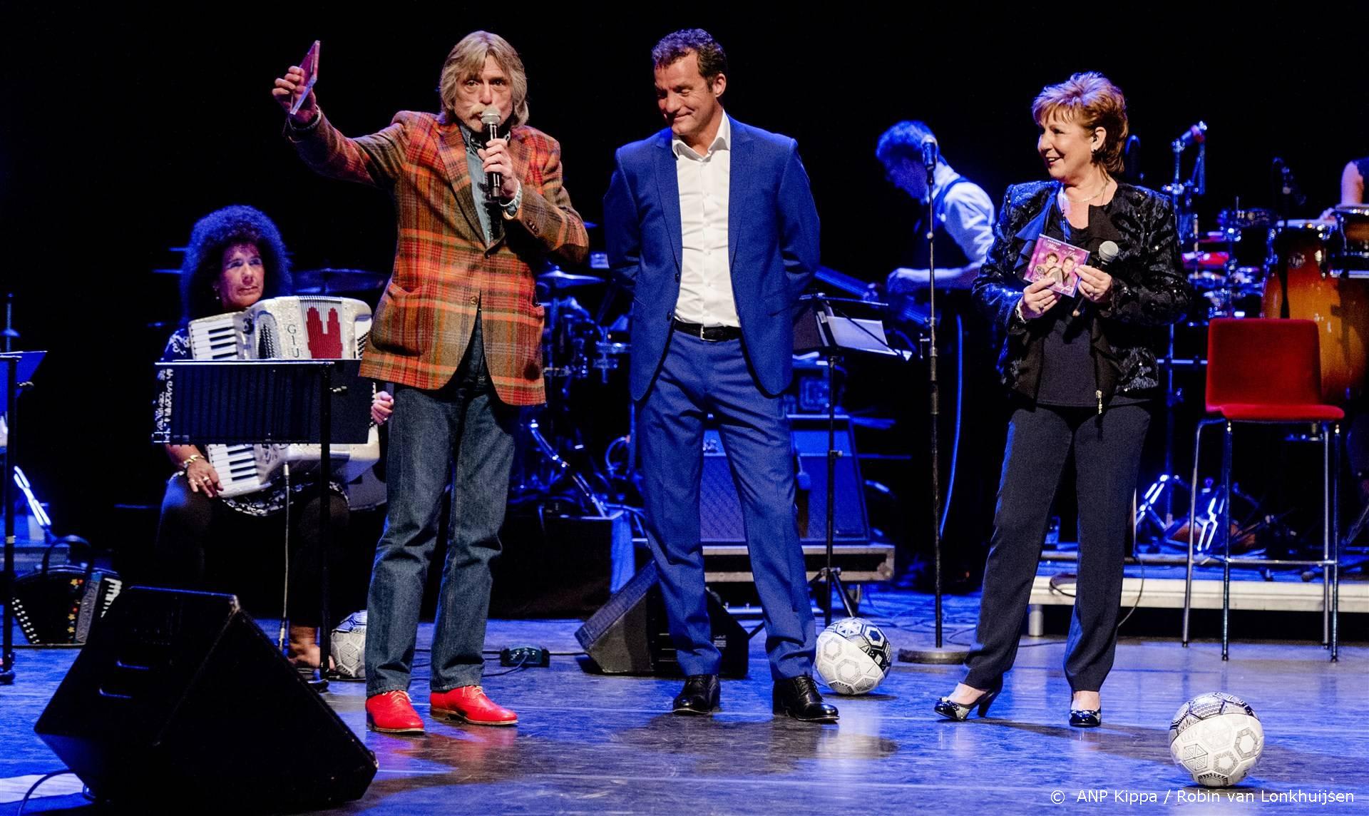 Johan Derksen en Wilfred Genee met John de Bever op podium