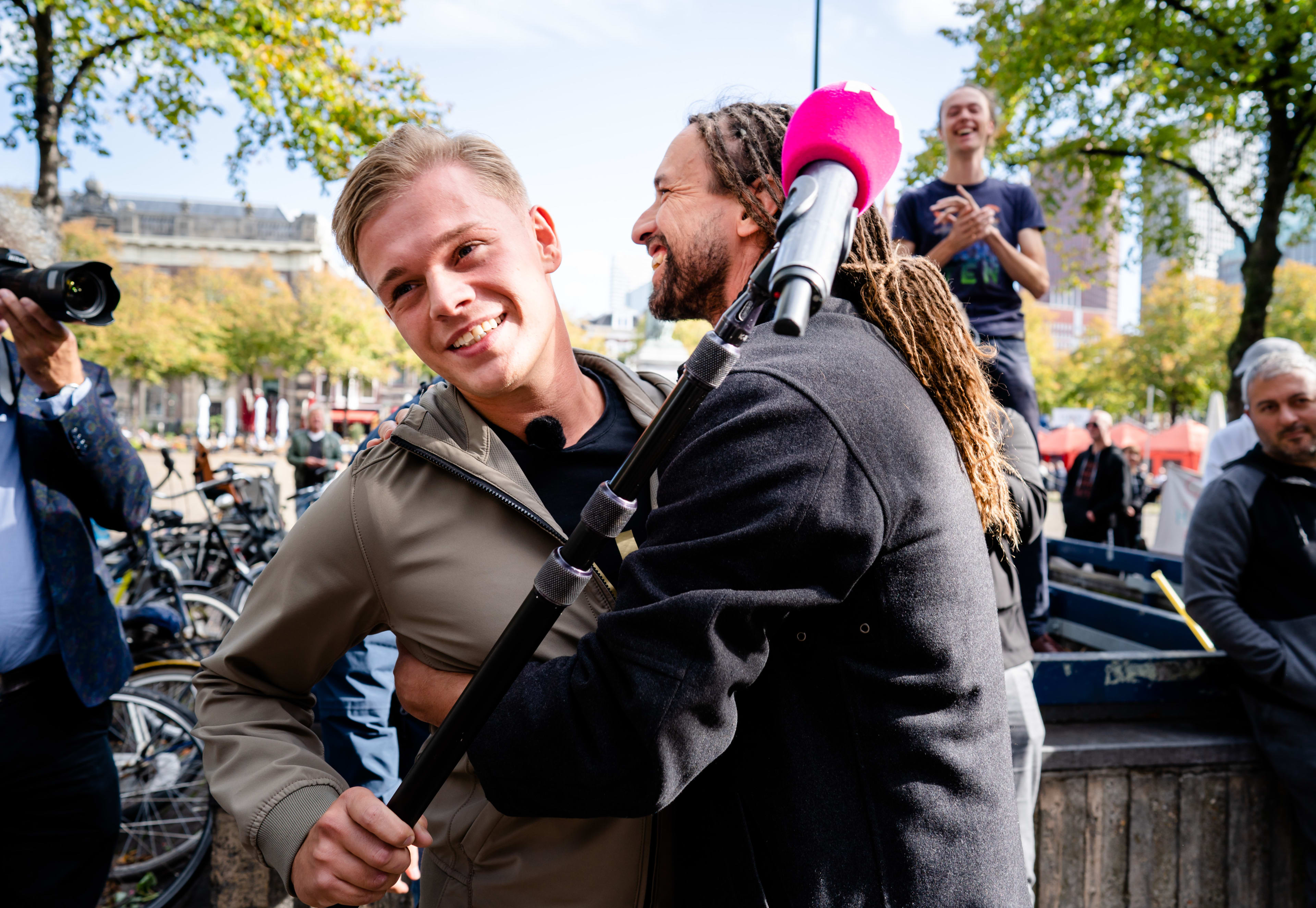 Dennis Schouten krijgt ongewenste knuffel van Viruswaarheid-voorman