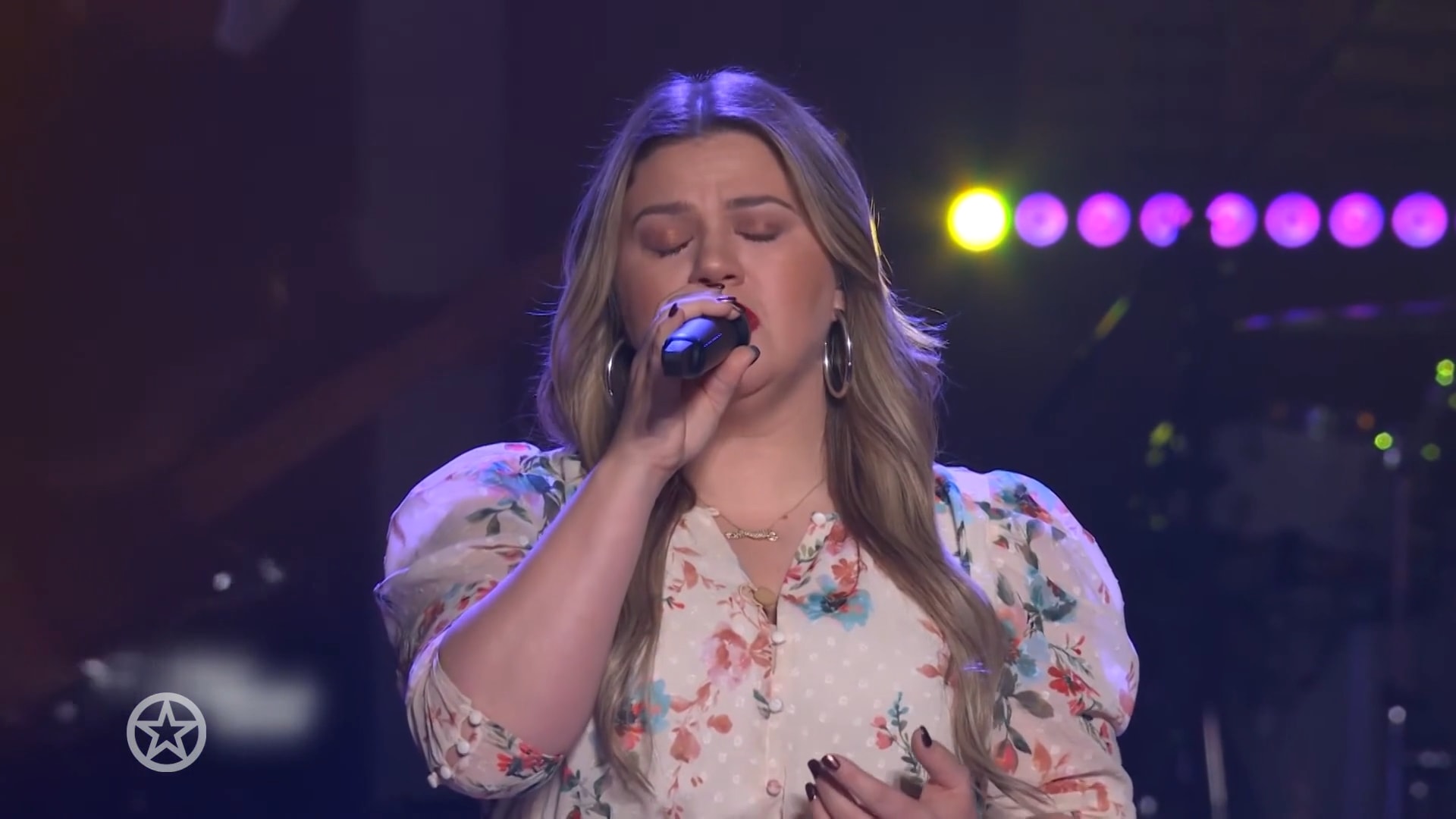 Kelly Clarkson covert Arcade van Duncan Laurence