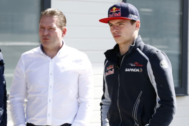 Max Verstappen weigert gas terug te nemen na rel