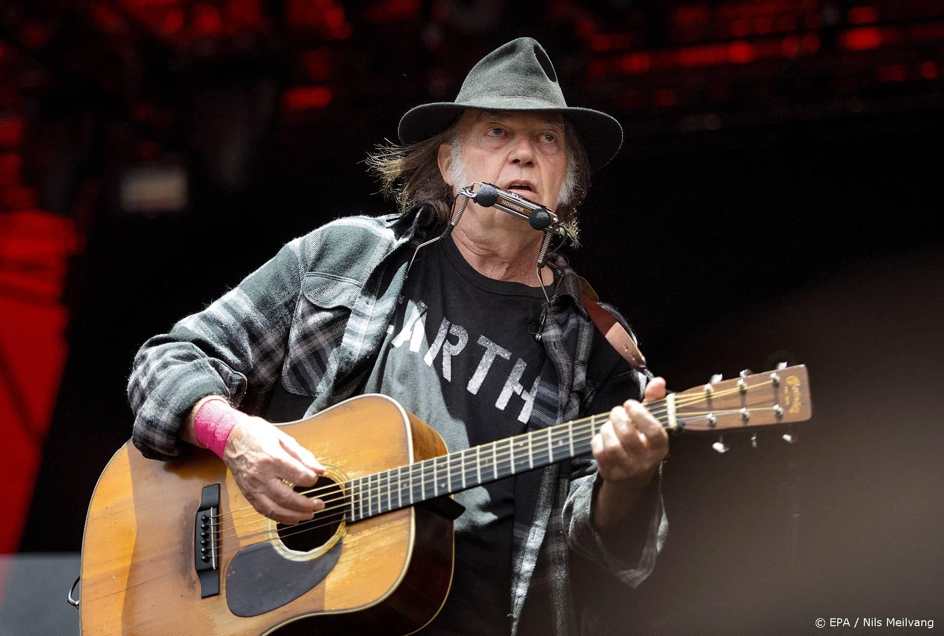 Neil Young roept op tot verbod op concerten vanwege pandemie