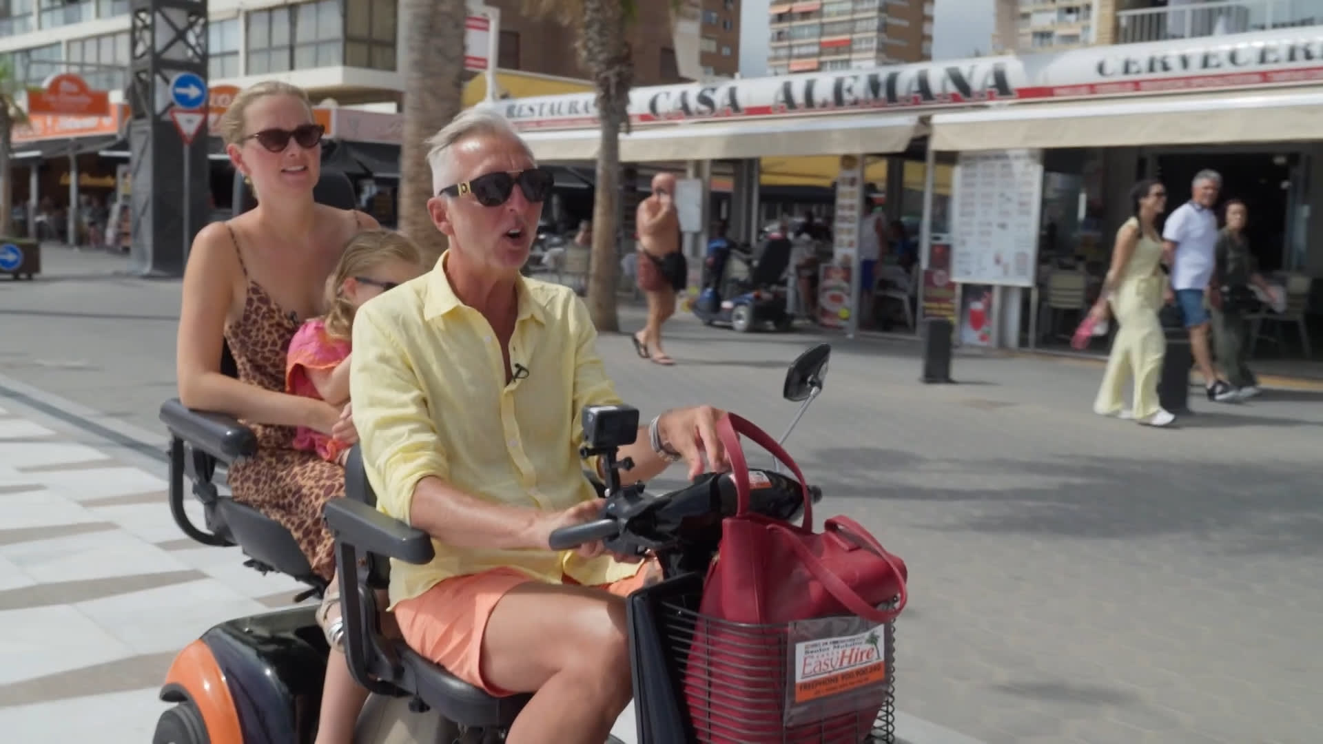 Martien wil een scootmobiel kopen! (Chateau Meiland En Route)