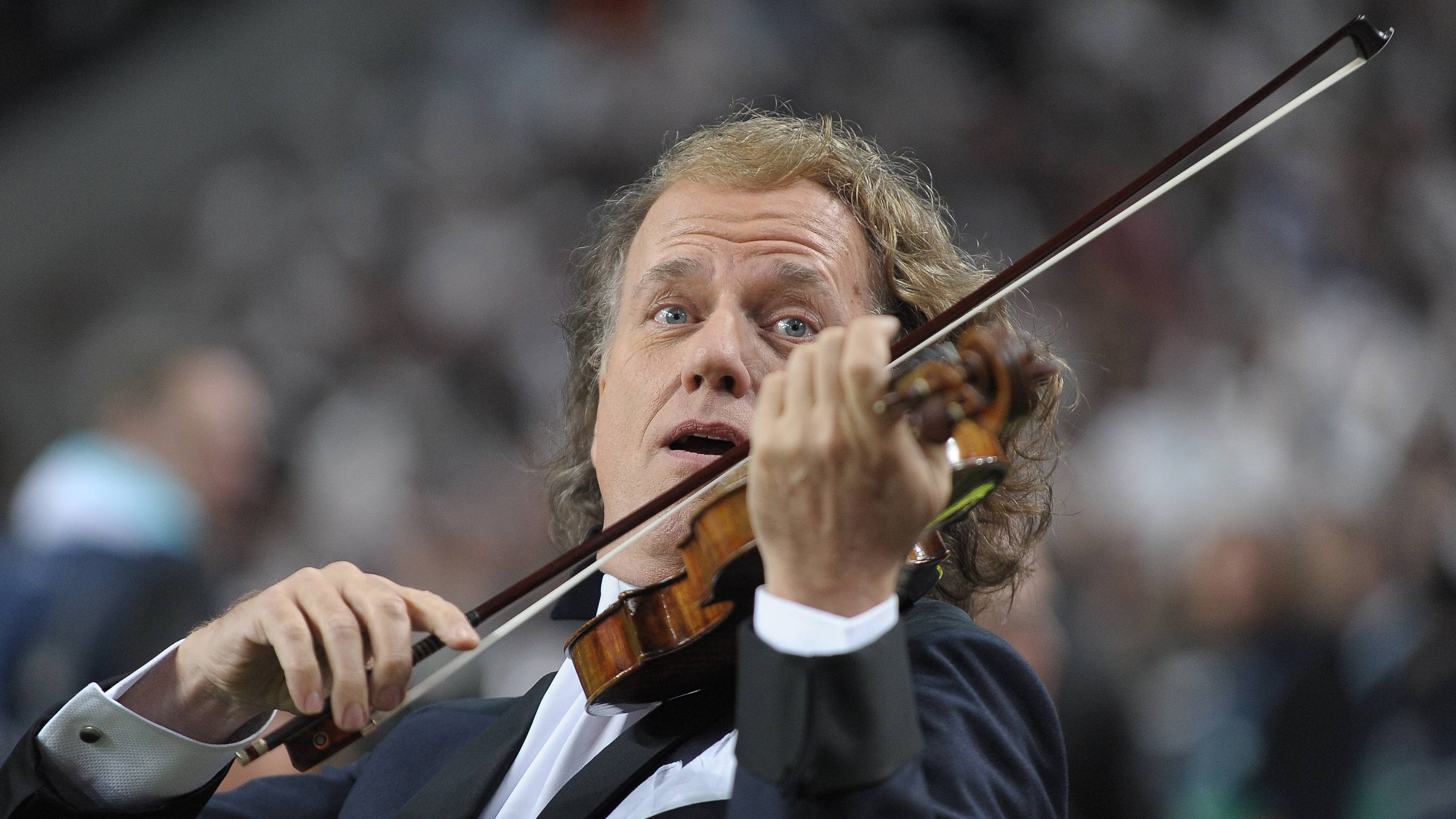 ZIEN: Zo bereidt André Rieu zich altijd voor op concert