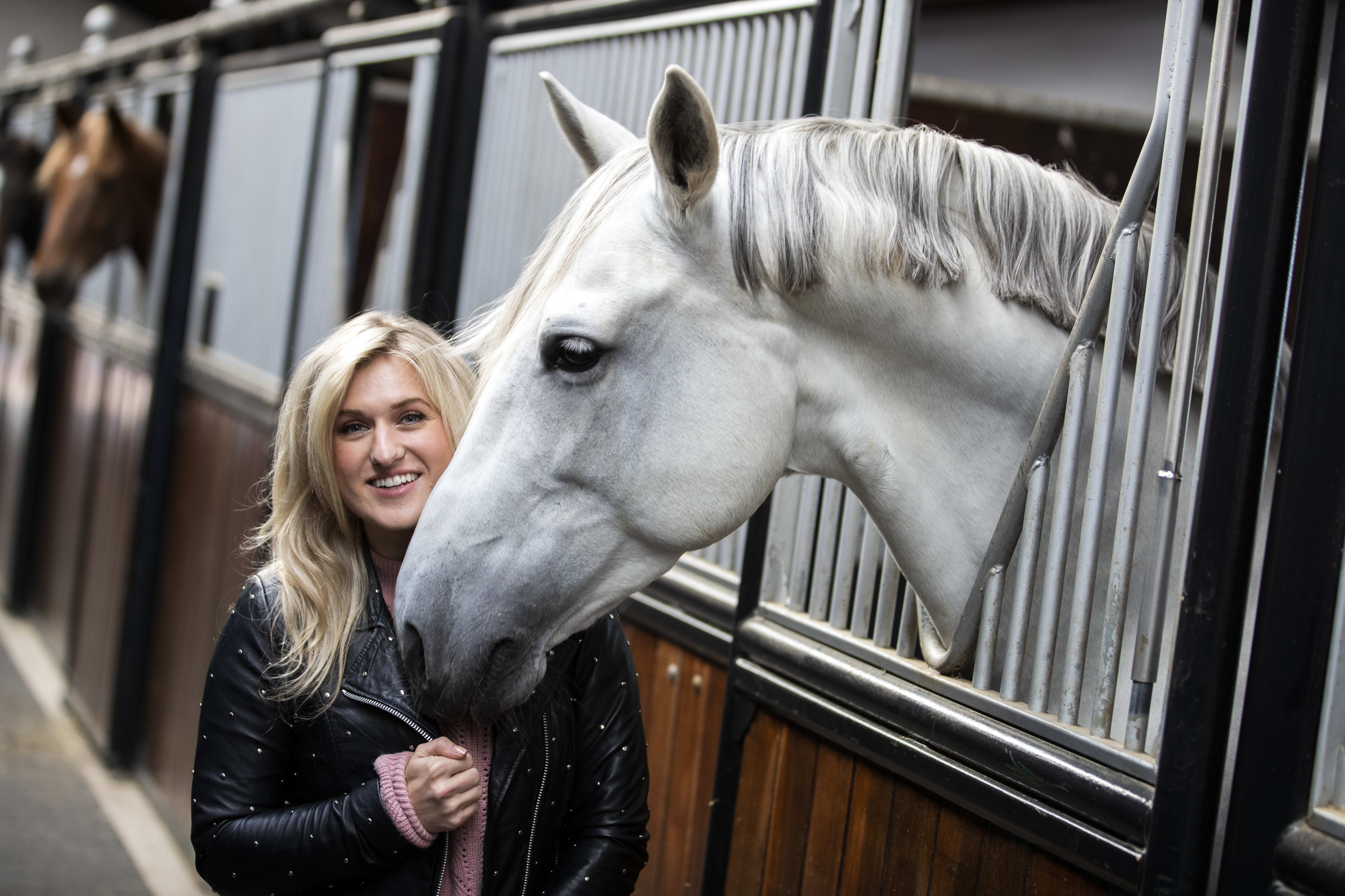Britt Dekker emotioneel over George