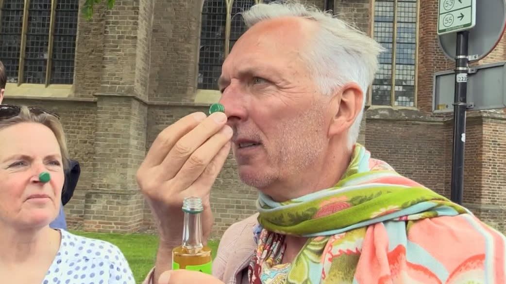 Kritiek op drinkende Martien op bromfiets