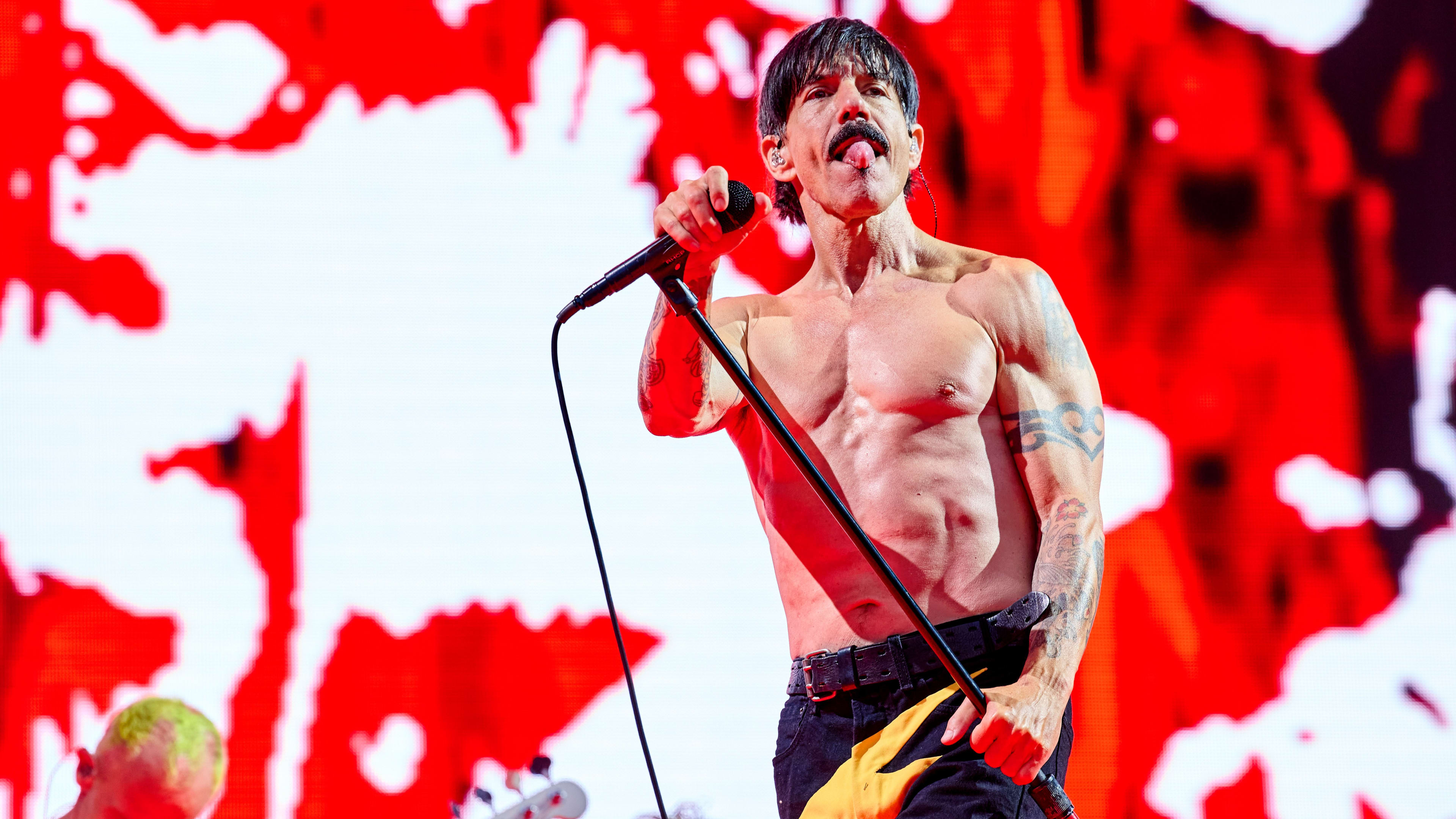 Red Hot Chili Peppers geven spectaculair concert in Nijmegen