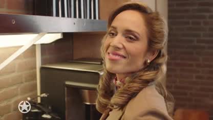 Nienke Plas schittert in opvallende videoclip