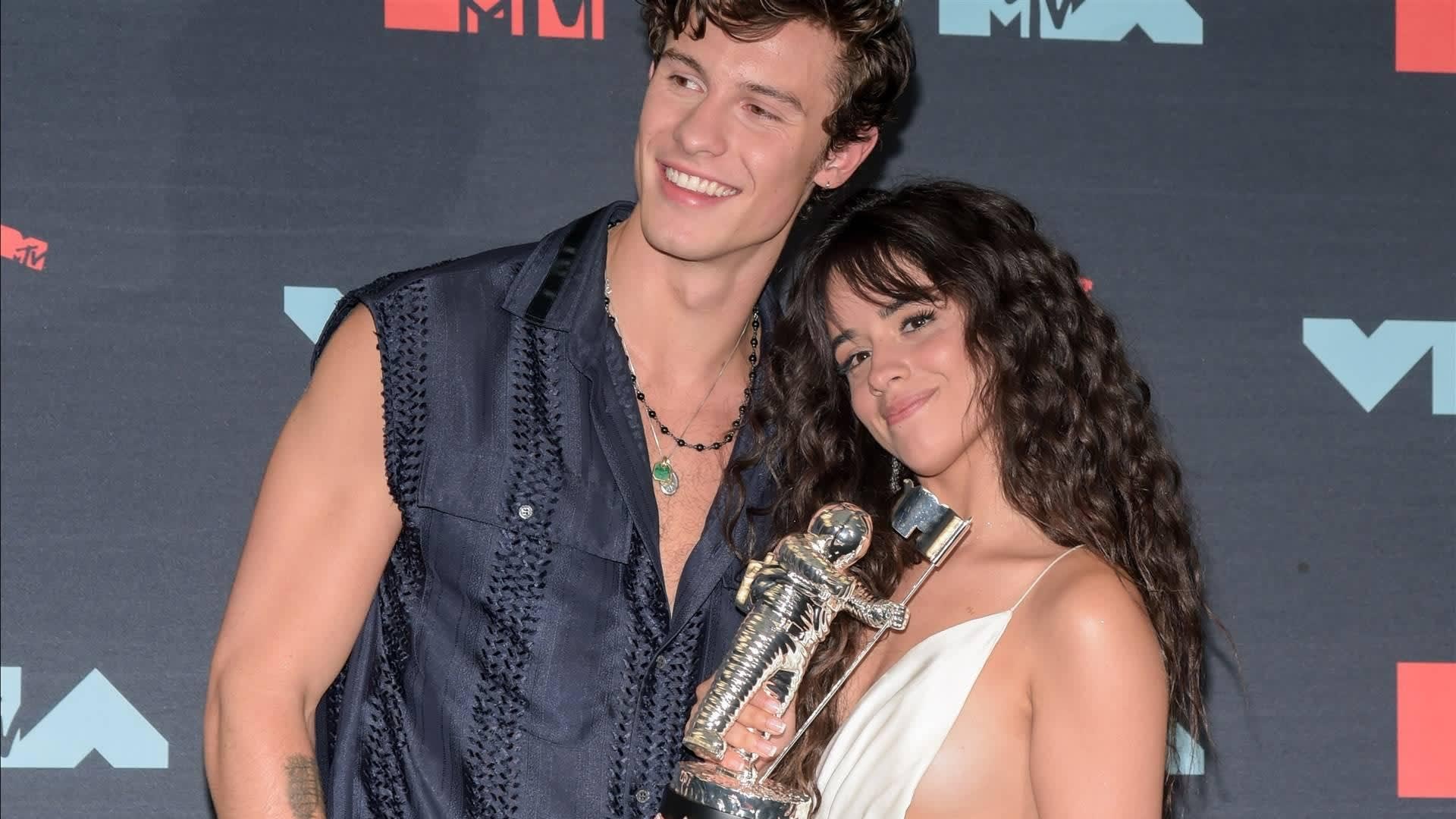 Shawn Mendes en Camila Cabello zoenend op Coachella gespot