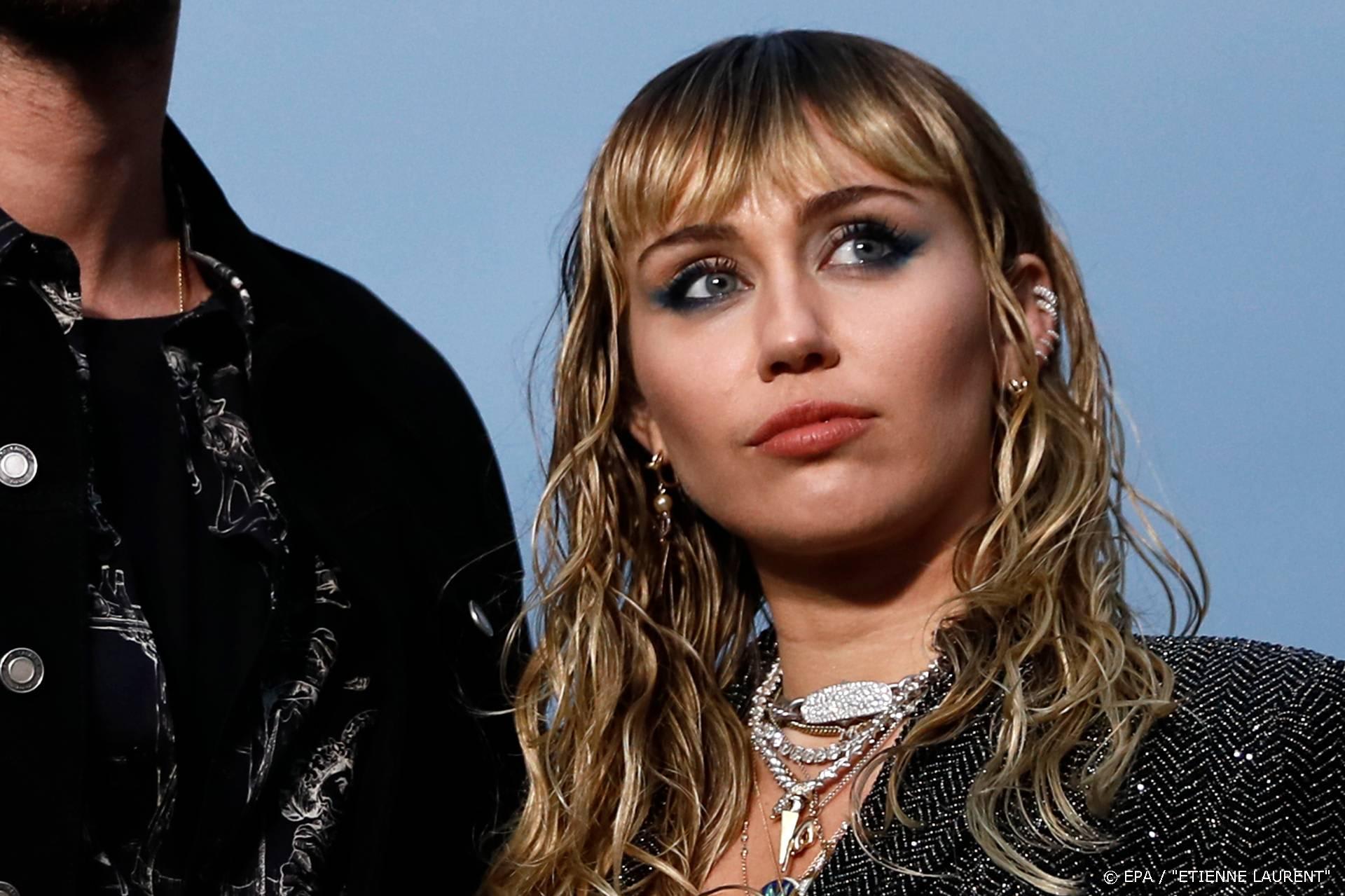 Miley Cyrus rouwt om overleden oma: ga je missen