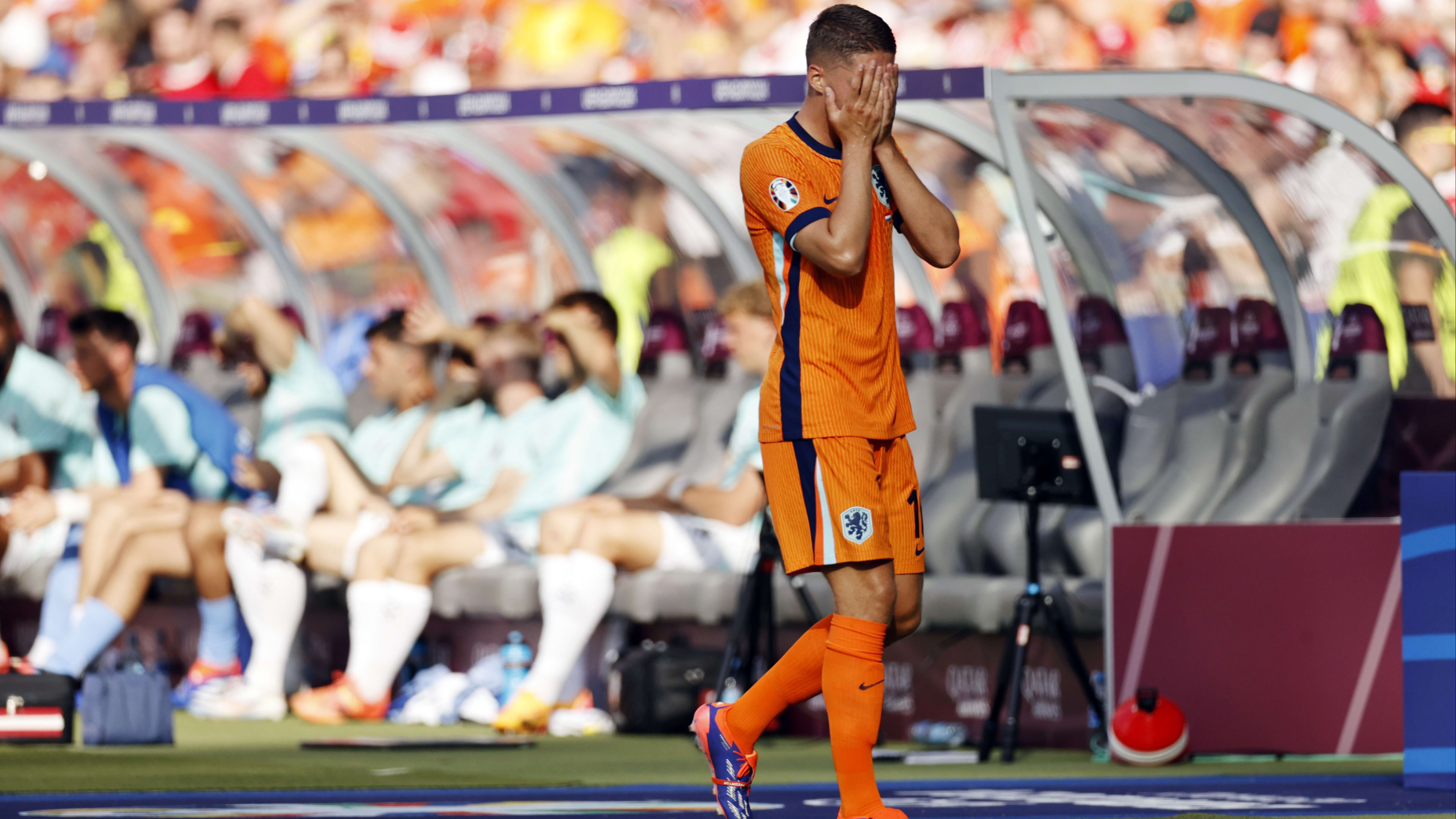 Strakke gezichten en bedrukte stemming bij Oranje na pijnlijk verlies