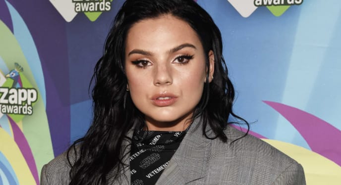 ZIEN: Woeste Famke Louise slaat microfoon uit handen reporter