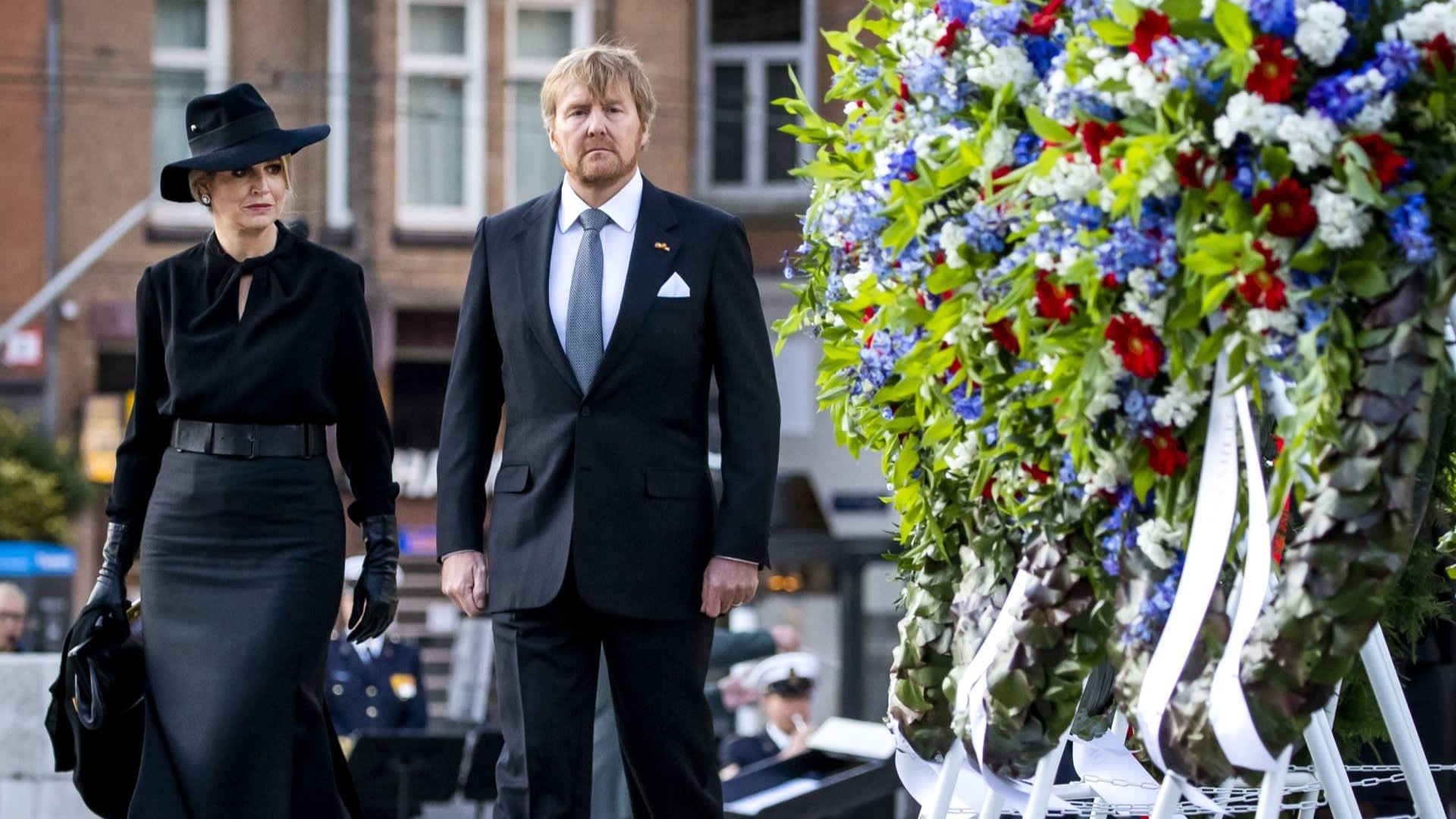 Willem-Alexander en André van Duin staan stil bij oorlogsdoden