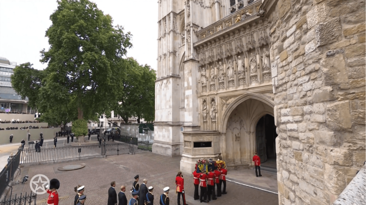 Valk vloog tot uur voor uitvaart door Westminster Abbey