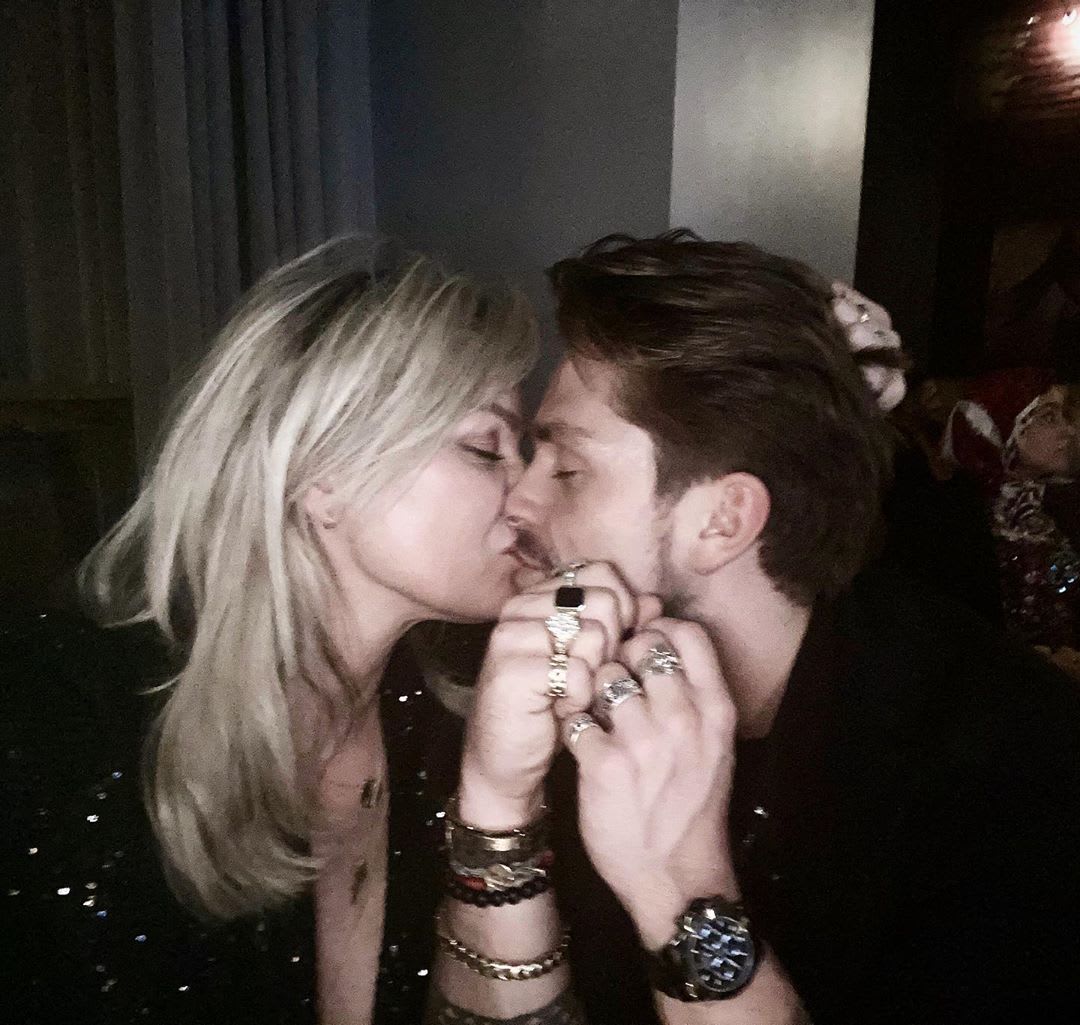 André en Bridget geven elkaar prachtig liefdesgebaar