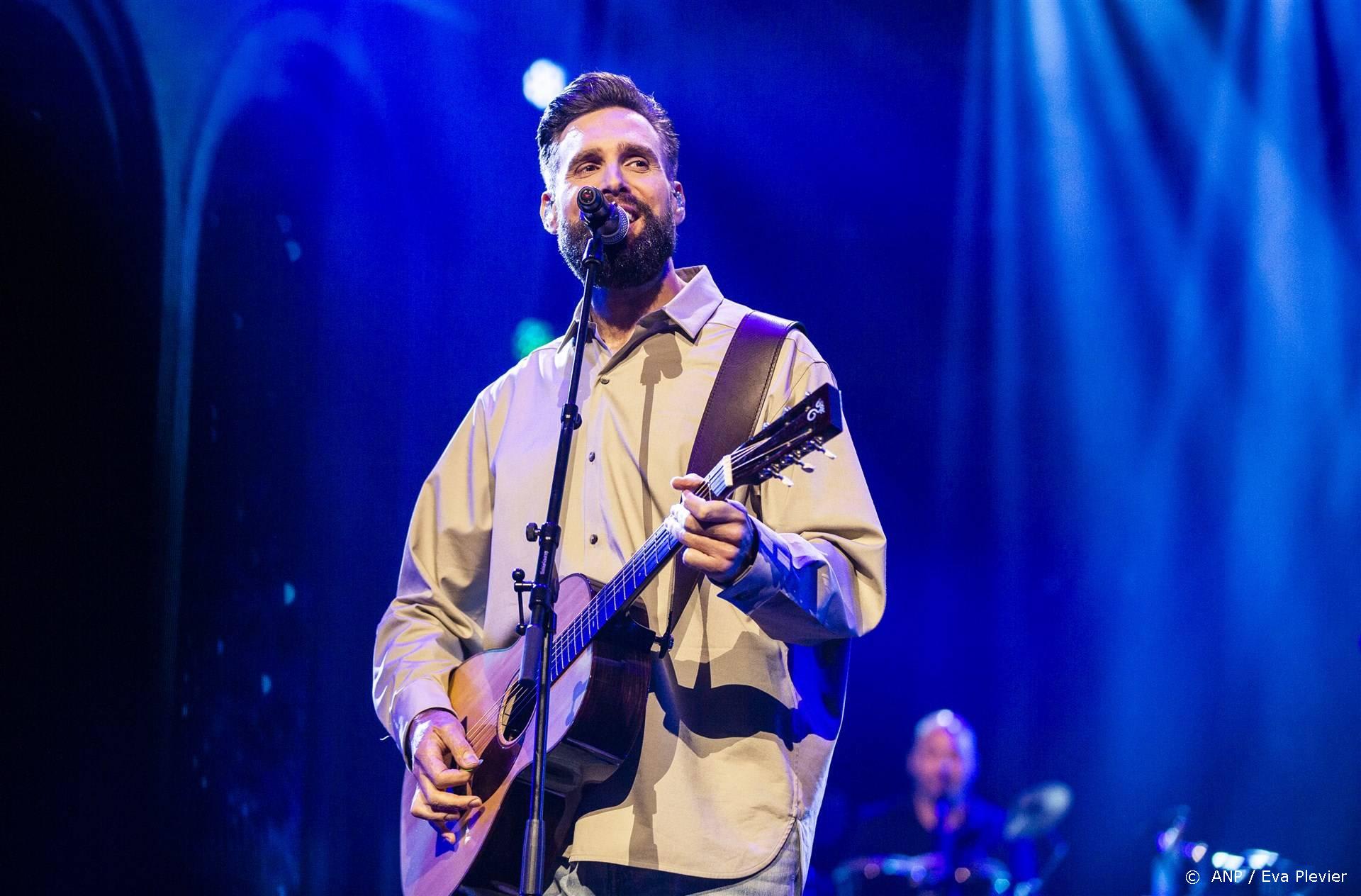 ZIEN: Nick Schilder actief als straatmuzikant in Amsterdam