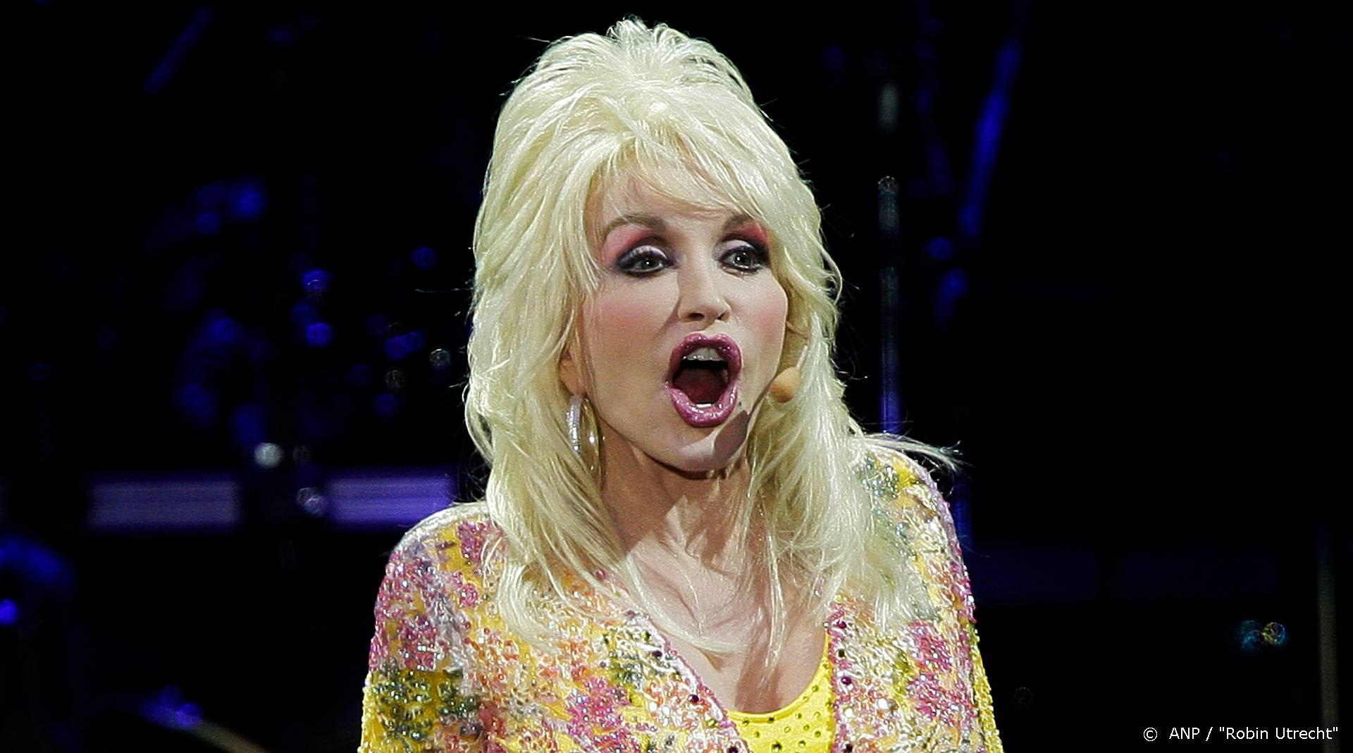 Dolly Parton met mondkapje op studio in voor kerstalbum