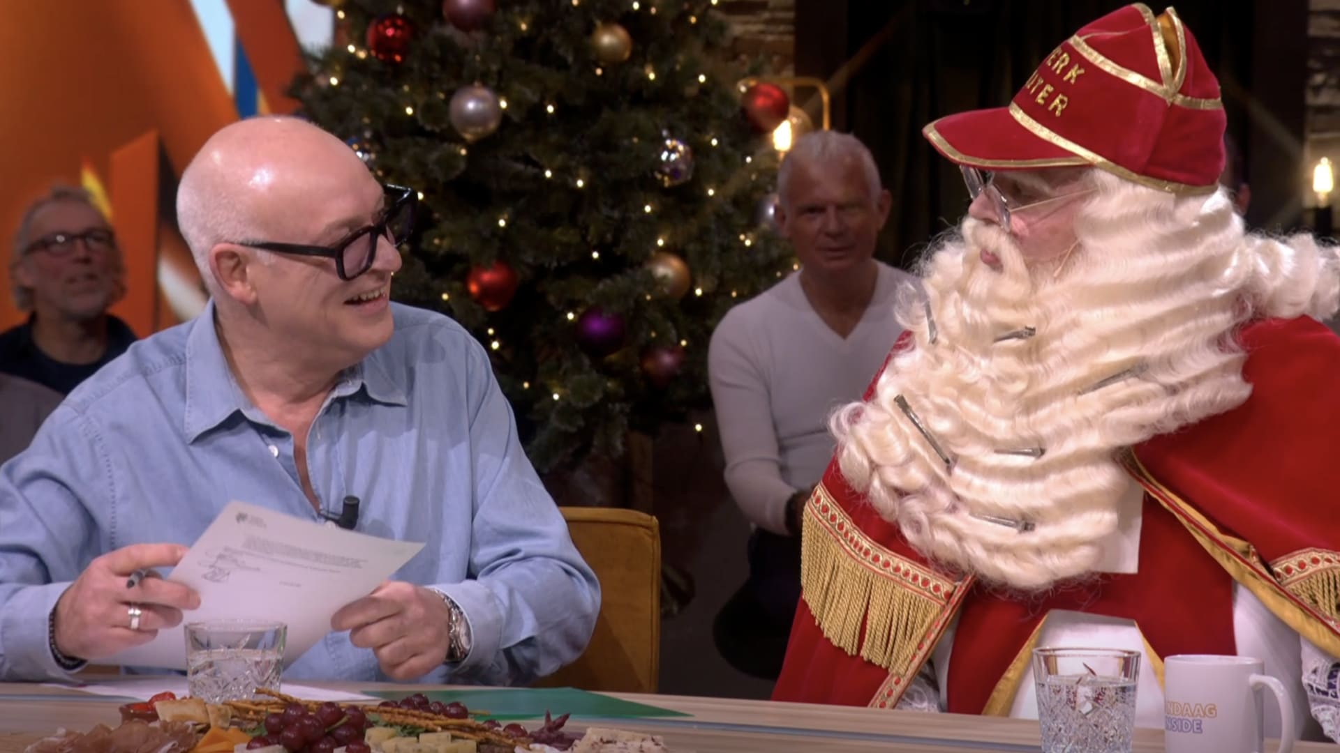 Vandaag Inside-trio krijgt nieuw contract van Sinterklaas: 'John de Mol is ontoerekeningsvatbaar!' (Vandaag Inside)