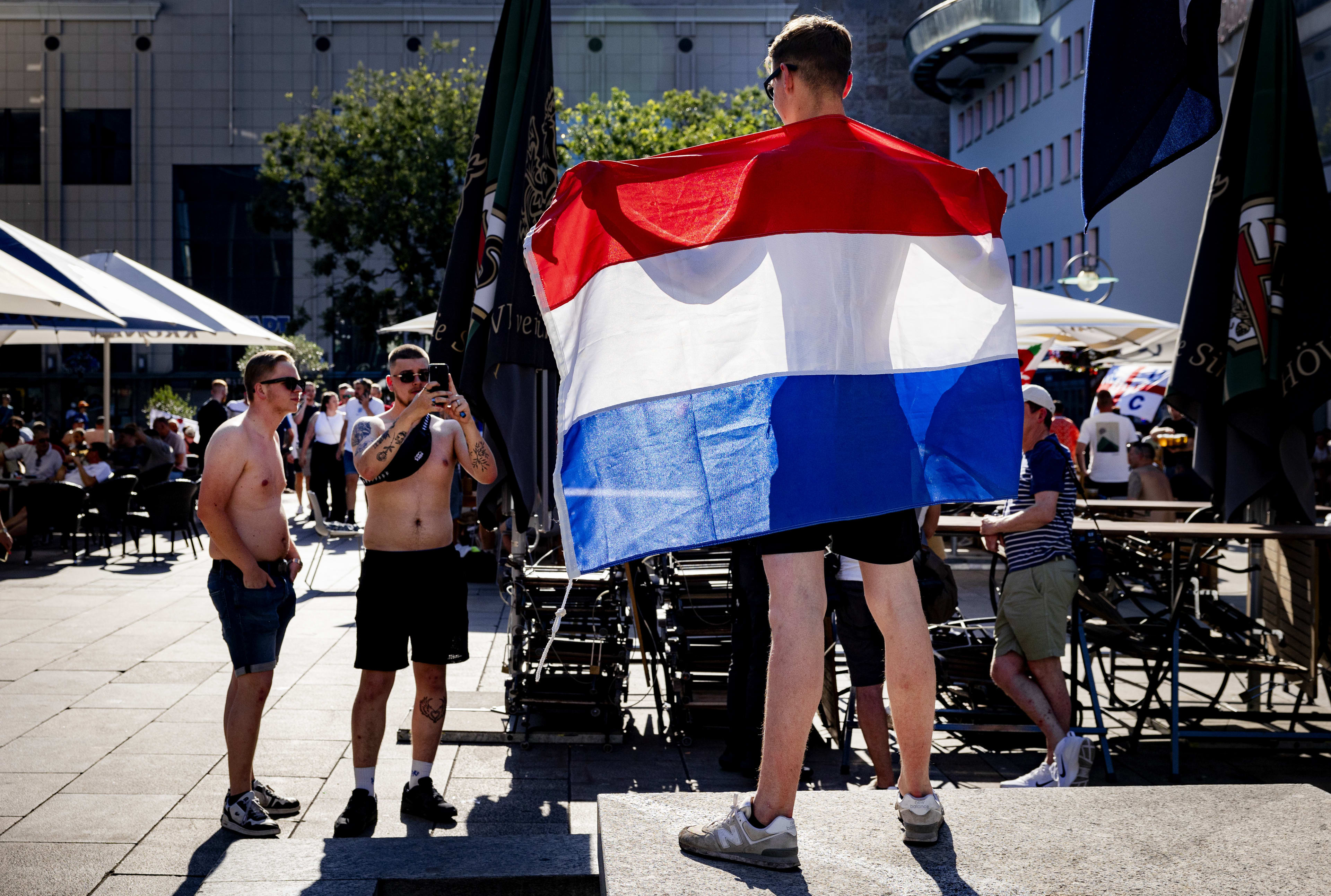 Oranje-fans maken zichzelf op hilarische wijze belachelijk