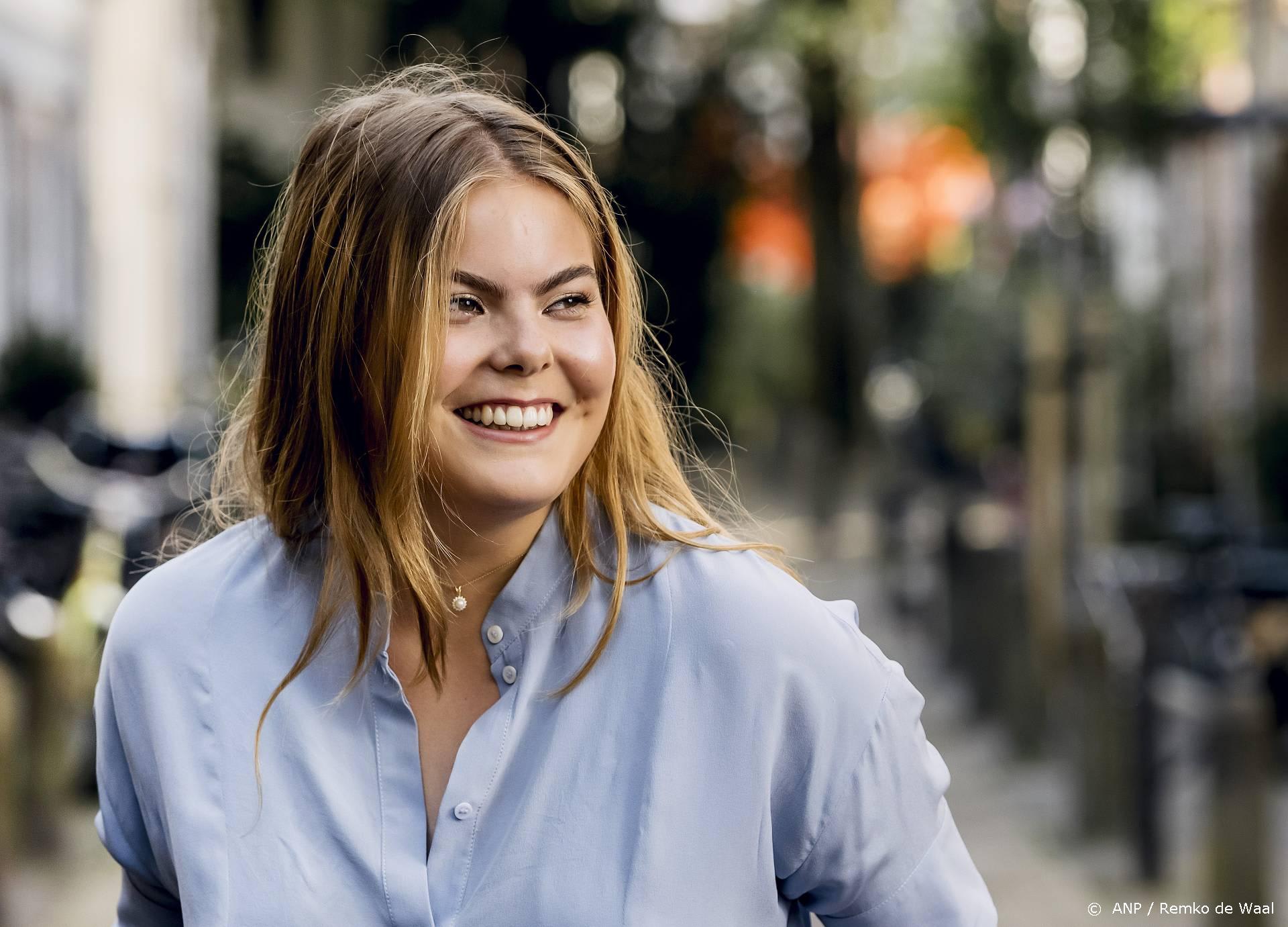 Onbekenden zingen gravinfluencer Eloise geregeld het Wilhelmus toe