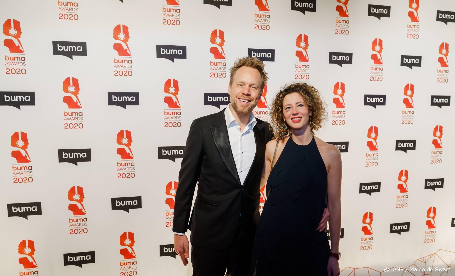 Diggy Dex vraagt Tabitha om te zingen op bruiloft
