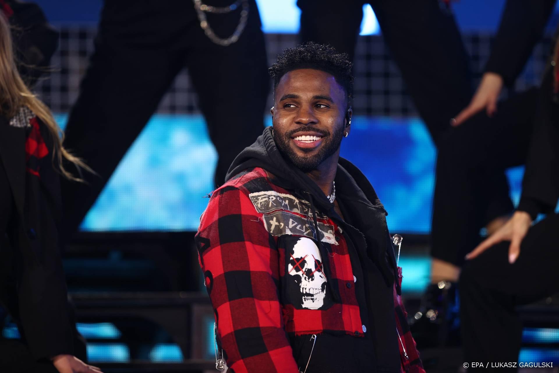 Jason Derulo valt man aan die hem Usher noemt