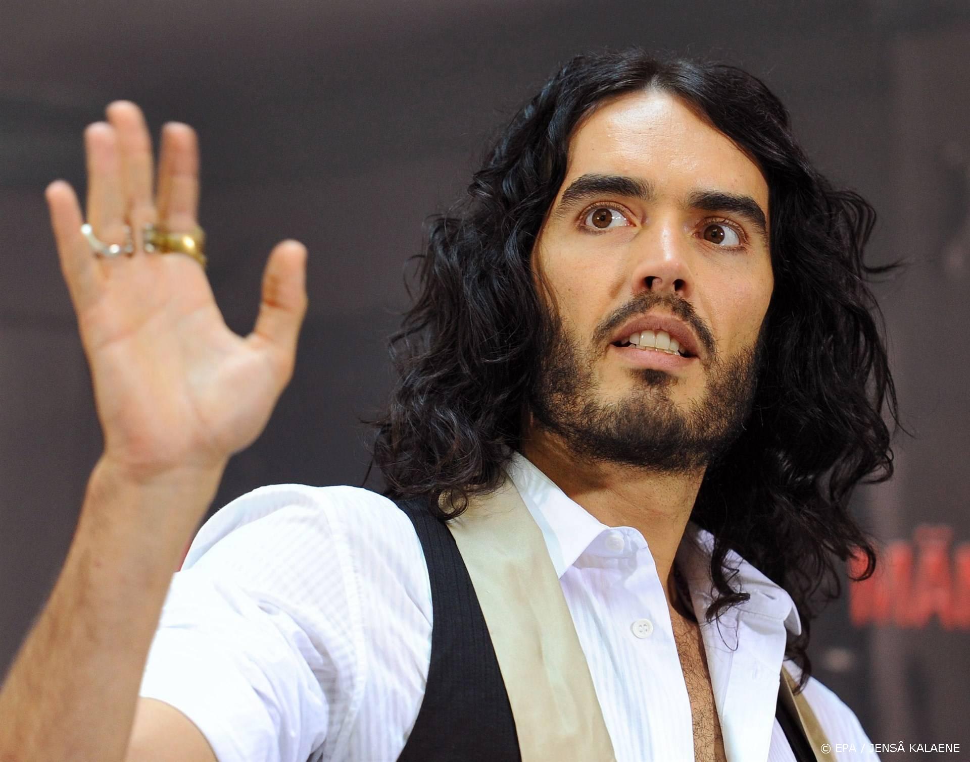 Beschuldigde Russell Brand treedt toch op en krijgt ovatie