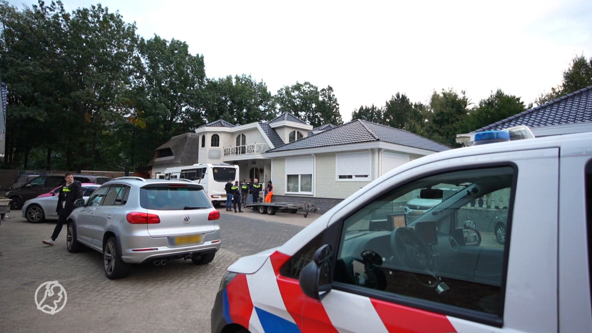 Politie-inval bij woonwagenkamp uit RTL-serie Bij Ons Op Het Kamp (Hart van Nederland)
