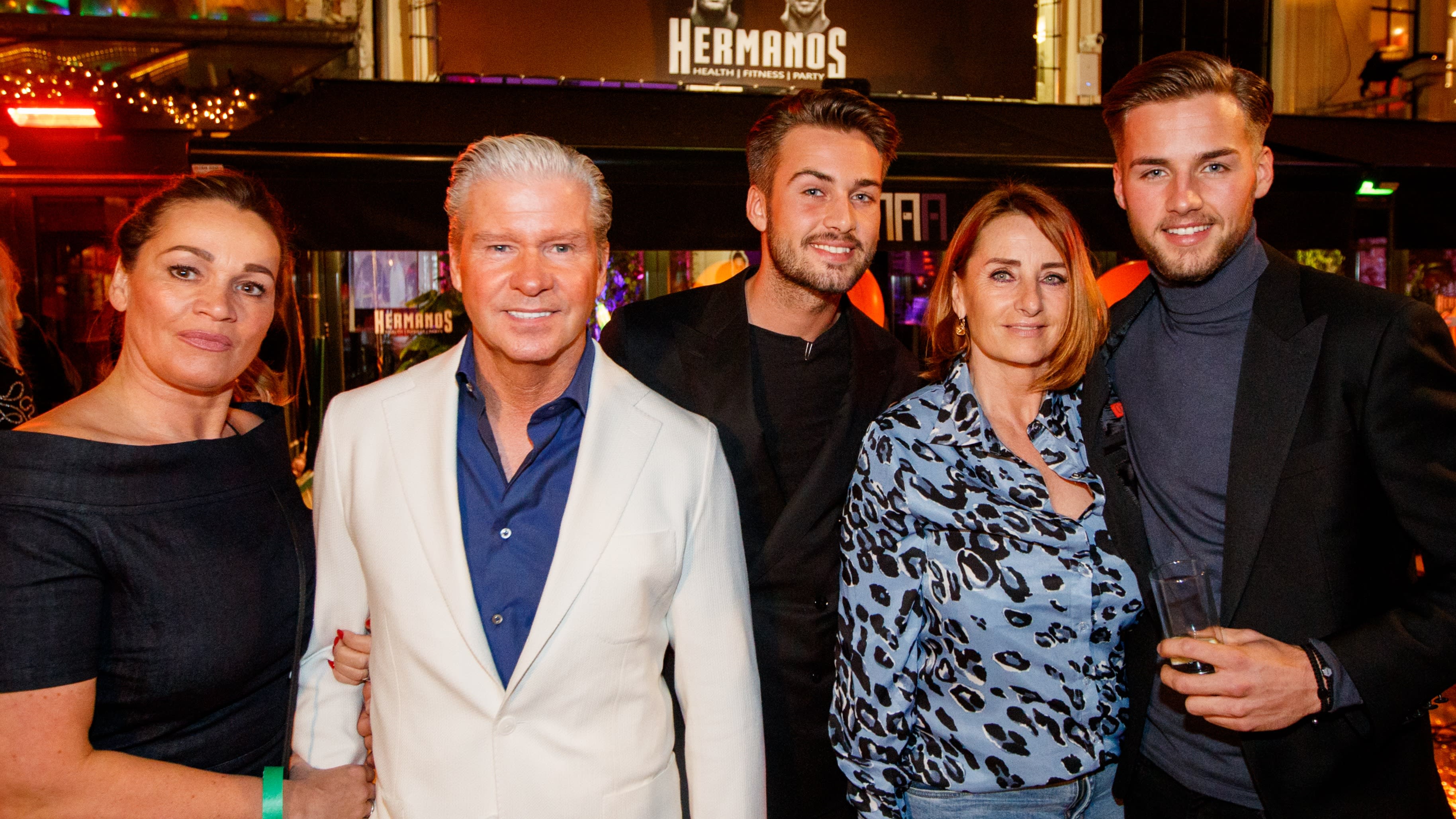 Donny Roelvink blikt terug op 'moeizame' familieband | Shownieuws